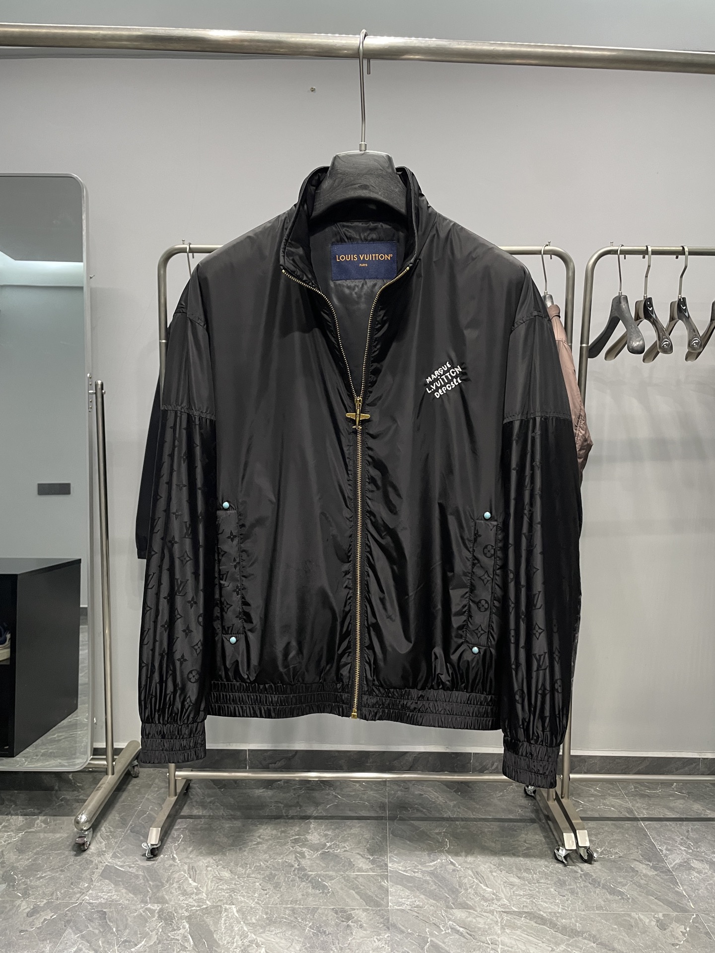 NO:507330,1V25FW autumn new style spliced ​​sleeves full print casual jacket!  A casual jacket with a loose tailoring design, comfortable and comfortable to wear, strong inclusiveness for different figures, and can create a casual and fashionable feeling. The overall color is based on classic black, calm and atmospheric, which is consistent with the LV brand's consistent high-end fashion positioning and is also convenient for daily matching of different styles of clothing. The front is equipped with a gold metal zipper, and the zipper texture is high-end, which contrasts with the black fabric, adding a sense of luxury. The zipper head is designed as an aircraft shape and is engraved with a 1V logo, which is unique and exquisite, highlighting the brand's characteristics.  The sleeves are spliced ​​with fabrics with classic Monogram presbyterian patterns. The dark pattern print is low-key and recognizable, forming a material and visual contrast with the main black fabric, increasing the sense of layering and design. There are white embroidered text on the left chest, with three-dimensional fonts and fine craftsmanship, which enhances the detail and brand recognition of the jacket. The lapel stand collar design is designed with a moderate height, which not only modifys the neck lines, shows the capable temperament, but also protects and keeps the wind and warm to a certain extent. The cuffs and hem are both ribbed and close-fitting, which not only effectively prevents cold air from pouring in, but also makes the wear more suitable for the body and maintains the neat sense of the overall shape. The main material of the jacket is made of cotton, and the cotton fabric is skin-friendly and breathable, comfortable to wear, and has a certain degree of clarity, which helps maintain the loose fit of the jacket.  This casual jacket is suitable for wearing on a variety of occasions, such as daily travel, shopping, casual parties and other scenes, which can easily create a fashionable and casual look; it can also be worn with shirts, casual pants, etc. in some business and casual occasions to highlight the wearer's fashion taste and identity. Color black Size M-3XL Size reference M Size shoulder width 54 bust 118 Sleeve length 60 Clothes 66 L Sleeve width 55 Bust 122 Sleeve length 61 Clothes 67 XL Sleeve width 56 Bust 126 Sleeve length 62 Clothes 68 2XL Sleeve width 57 Bust 130 Sleeve length 63 Clothes 69 3XL Sleeve width 58 Bust 134 Sleeve length 64 Clothes 70, louis vuitton, jackets & coats, jackets & coats,shirts,alexander wang198609091V25FW秋季新款拼接袖满印花休闲夹克外套！属于休闲风格的夹克外套,宽松的剪裁设计,穿着舒适自在,对不同身材的包容性强,能够营造出随性的时尚感. 整体以经典黑色为主色调,沉稳大气且百搭,符合LV品牌一贯的高端时尚定位,也便于日常搭配不同风格的服饰.正面配备一条金色金属拉链,拉链质感高级,与黑色面料形成鲜明对比,增添了奢华感.拉链头设计成飞机造型,并且刻有1V标识,独特又精致,彰显品牌特色. 袖子部分拼接了带有经典Monogram老花图案的面料,暗纹印花低调又具有辨识度,与主体黑色面料形成材质和视觉上的对比,增加了层次感与设计感.左胸部位置有白色刺绣文字,字体立体,工艺精细,提升了外套的细节感和品牌辨识度.可翻领立领设计,立领高度适中,既能修饰颈部线条,展现干练气质,又能在一定程度上防风保暖. 袖口和下摆均采用罗纹收口设计,罗纹弹性良好,不仅可以有效防止冷风灌入,还能让穿着更贴合身形,保持整体造型的利落感.外套主料采用棉材质 ,棉质面料亲肤透气,穿着舒适,且有一定的挺括性,有助于维持外套的宽松版型. 这款休闲夹克外套适合多种场合穿着,比如日常出行、逛街、休闲聚会等场景,能轻松打造出时尚休闲的造型；也可以在一些商务休闲场合搭配衬衫、休闲裤等穿着,彰显穿着者的时尚品味与身份. 颜色黑色 尺码M-3XL 尺寸参考 M码肩宽54胸围118袖长60衣长66 L码肩宽55胸围122袖长61衣长67 XL码肩宽56胸围126袖长62衣长68 2XL码肩宽57胸围130袖长63衣长69 3XL码肩宽58胸围134袖长64衣长70,,louis vuitton,jackets & coats,jackets & coats,shirts,alexander wang,Men's clothing