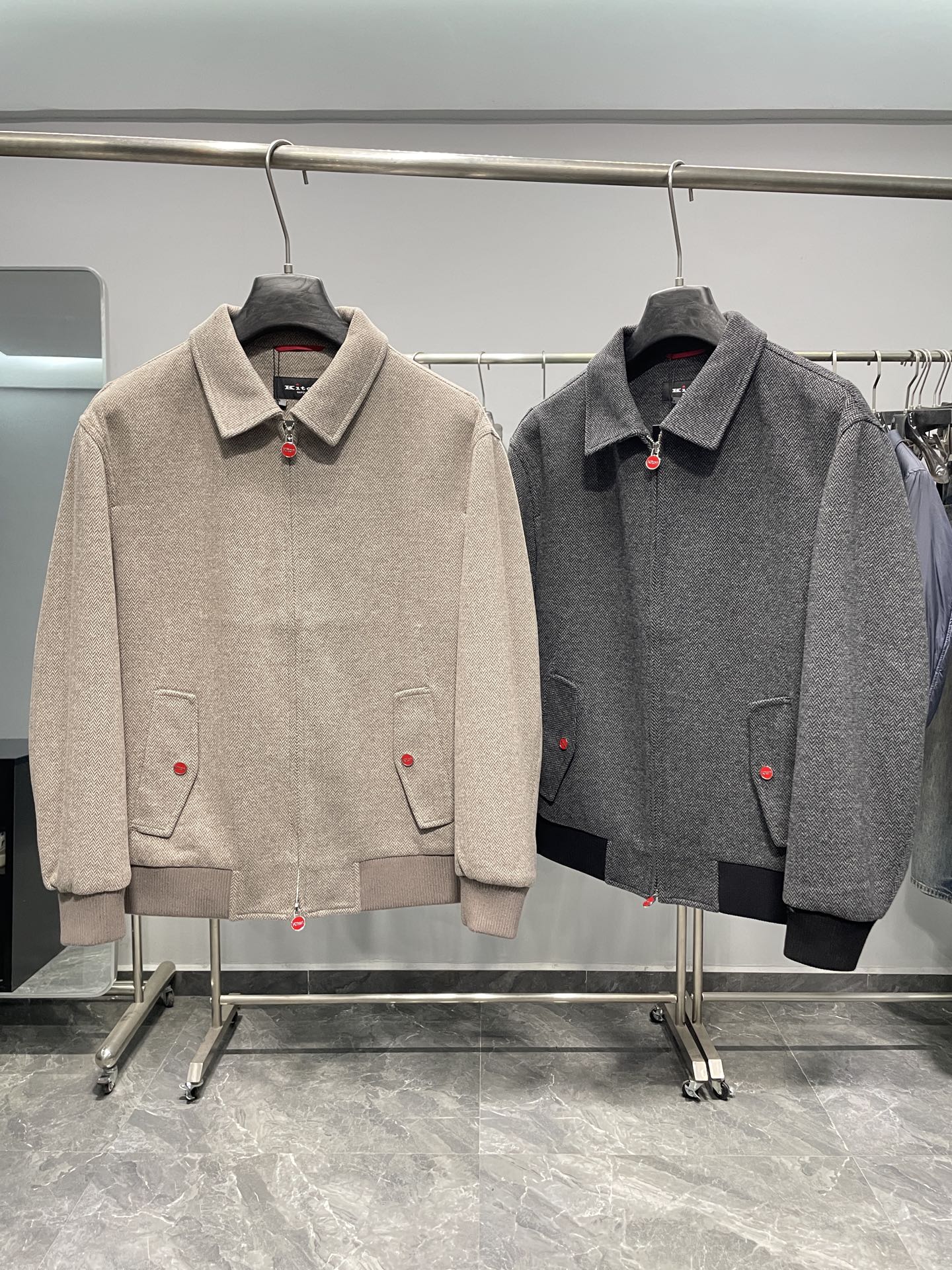 NO:507304,KTI25FW autumn and winter new lapel herringbone texture fabric men's business casual jacket jacket!  High-end blended ingredients are made of fine men's clothing, imported wool blended fabric from Italy, and high-weight men's jacket. One piece is enough to survive the winter!  The color is bright, uniform in color, delicate hair quality, skin-friendly and not tugged, delicate and soft, fluffy and plump feel is really comfortable, soft and fine density, it will not deform when worn for a long time, and it has soft and wrinkle resistance, not easy to pill, wind-resistant warmth, and has a tight and sturdy surface, with a delicate texture! At the same time, the hot charm cotton filling inside greatly improves the overall warmth effect, and you won’t feel any chill when going out in the cold winter in the south!  The collar design of the lapel is more warm and close to our neck. The double-headed zippered placket is easy to wear and take off to resist the cold wind. It comes from the original OEM production and decades of experience in making garments. All the auxiliary materials are original quality. They are sewn from imported German machines. The wiring is more accurate and delicate, flat and smooth. They have technology that domestic machines do not have. The wiring is extremely difficult. You can feel its weight and super high quality when you get it!  The style is exquisite and the fabric is outstanding. You can appear confidently when you wear it!  Color khaki, black Size M-3XL Size reference M Size shoulder width 50 bust 112 sleeve length 59 clothes length 65 L Size shoulder width 51 bust 116 sleeve length 60 clothes length 66 XL Size shoulder width 52 bust 120 sleeve length 61 clothes length 67 2XL Size shoulder width 53 bust 124 sleeve length 62 clothes length 68 3XL Size shoulder width 54 bust 128 sleeve length 63 clothes length 69,,jackets & coats,jackets & coats,alexander wang19860909KTI25FW秋冬新款翻领人字纹肌理面料男士商务休闲夹克外套！ 高端混纺成分打造而成的精品男装,意大利进口绵羊毛混纺面料,高克重男士外套,一件足以过冬！色泽鲜亮,颜色均匀,毛质细腻,亲肤不扎身,细腻柔软,蓬松丰盈的手感真的很舒适,柔软细密度很高,长久穿着不会变形拥有柔软抗皱、不易起球、抗风保暖性很好,紧密结实的织面,拥有细腻的肌理感!同时内里热魅力棉填充更是大大提升了整体保暖效果,在南方寒冷的冬天出门也不会感到丝毫寒意！ 翻领的领型设计,更呵护我们的颈部温暖又贴身,双头拉链门襟,穿脱方便抵御寒风,源自原厂代工出品,几十年的制衣经验,辅料全部是原版品质,德国进口机器缝制而成,走线更精准细腻,平整服帖,拥有国内机器没有的技术,走线难度也极高,拿到手就能感受到其重量与超高品质了！版型考究,面料出众,穿上身就可以自信出场！ 颜色卡其色、黑色 尺码M-3XL 尺寸参考 M码肩宽50胸围112袖长59衣长65 L码肩宽51胸围116袖长60衣长66 XL码肩宽52胸围120袖长61衣长67 2XL码肩宽53胸围124袖长62衣长68 3XL码肩宽54胸围128袖长63衣长69,,jackets & coats,jackets & coats,alexander wang,Men's clothing