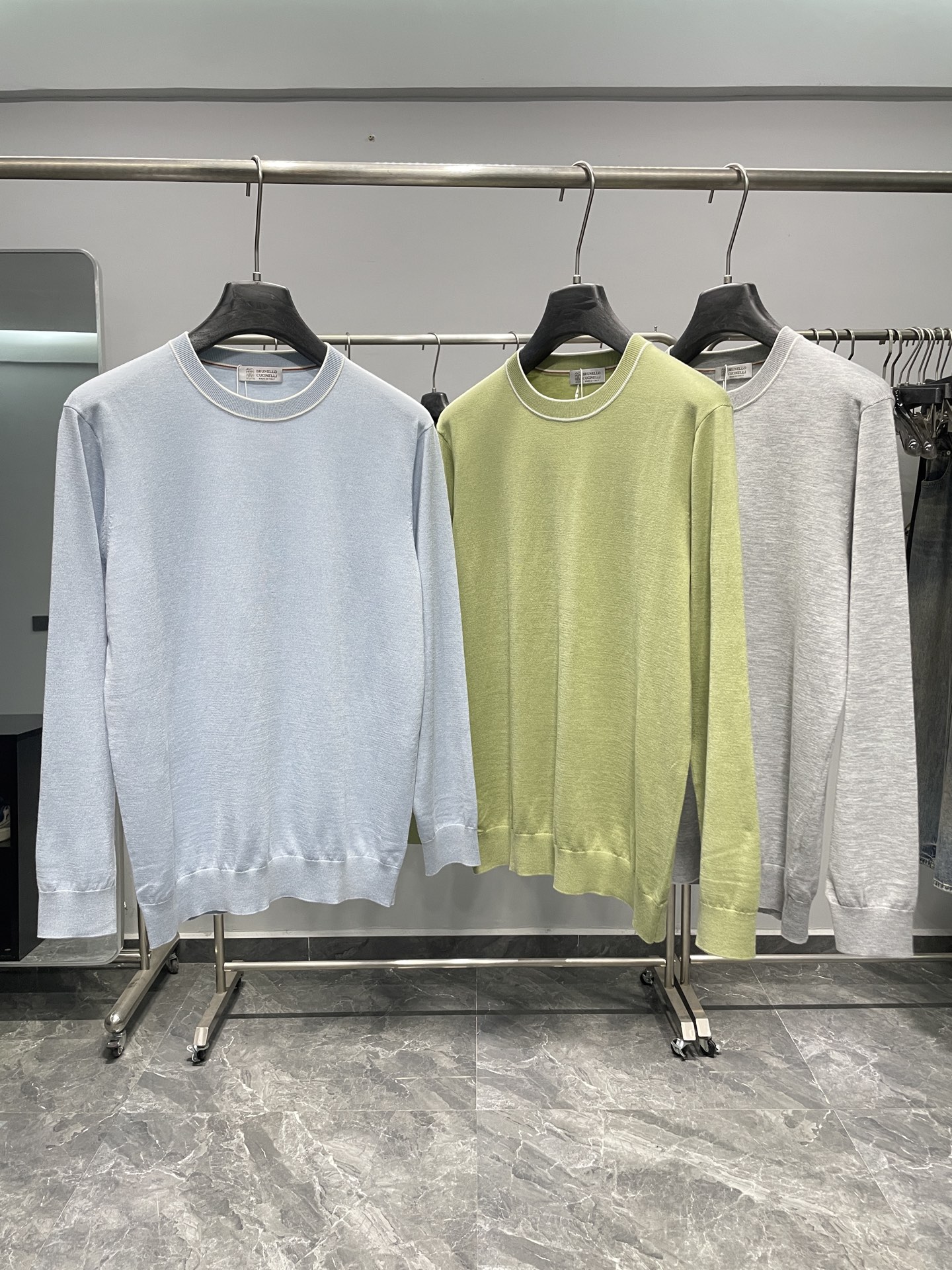 NO:530996,BC25FW autumn and winter new mulberry silk wool blend solid color knitted round neck sweater, men's cuff inlay contrast color basic casual pullover sweater knitted sweater!  Trading companies have sparse channels and are released on the official website at the same time!  BC Home's new base shirts for 25 years in autumn and winter are dedicated. Whether it is the selection and craftsmanship of fabrics, the design and details of styles, they all demonstrate the brand's pursuit of quality and fashion!  The sweater is made of customer-supplied mulberry silk wool blended yarn, with 5 mulberry silk + 5 wool + 8 acrylic ultra-flexible fiber polyester fiber. It is made by the super-fine weaving process of imported machines. The fabric feels thin and silky, and the close-fitting feel is extremely soft and skin-friendly, and it also takes into account the warmth!  The sweater is designed in solid color throughout the body, giving people a simple and fashionable feeling. The contrasting color design at the neckline adds some small highlights and uniqueness to the whole, improving the overall quality and fashion!  In terms of layout design, this sweater adopts a basic and conventional round-neck layout. This style not only meets the needs of men's daily commuting matching, but also shows the elegant and confident temperament of men!  Color water blue, avocado green, frost white gray Size 48-56 Size reference Size 48: Shoulder width 43 bust 100 sleeve length 60 clothes 68 Size 50: Shoulder width 44 bust 104 sleeve length 61 clothes 69 Size 52: Shoulder width 45 bust 108 sleeve length 62 clothes 70 Size 54: Shoulder width 46 bust 112 sleeve length 63 clothes 71 Size 56: Shoulder width 47 bust 116 sleeve length 64 clothes 72, chanel, sweaters, alexander wang19860909BC25FW秋冬新款桑蚕丝羊毛混纺纯色针织圆领毛衣,男士袖口嵌花撞色基础休闲套头毛衣针织衫！贸易公司渠道稀出,同步官网发售！BC家25年秋冬季新品打底衫奉献,无论是面料的选择和工艺,还是款式的设计和细节处理,都彰显出品牌对于品质和时尚的追求！ 该毛衣采用了客供桑蚕丝羊毛混纺纱线,成分5桑蚕丝+5羊毛+8晴纶超柔纤维聚酯纤维,经过进口机器的超精细织法工艺制成,面料的手感轻薄丝滑,贴身触感极致软糯亲肤,同时也兼顾到了保暖性！毛衣全身采用纯色设计,给人一种简约而时尚的感觉,而领口处的撞色设计,则为整体增添了一些小小的亮点和独特之处,提升了整体的品质和时尚度！在版型设计上,这款毛衣采用了基础常规的圆领版型设计,这样的版型不仅符合男士日常通勤搭配的需求,还能够展现出男性优雅而自信的气质！ 颜色水兰色、牛油果绿、霜白灰 尺码48-56 尺寸参考 48码:肩宽43胸围100袖长60衣长68 50码:肩宽44胸围104袖长61衣长69 52码:肩宽45胸围108袖长62衣长70 54码:肩宽46胸围112袖长63衣长71 56码:肩宽47胸围116袖长64衣长72,,chanel,sweaters,alexander wang,Men's clothing