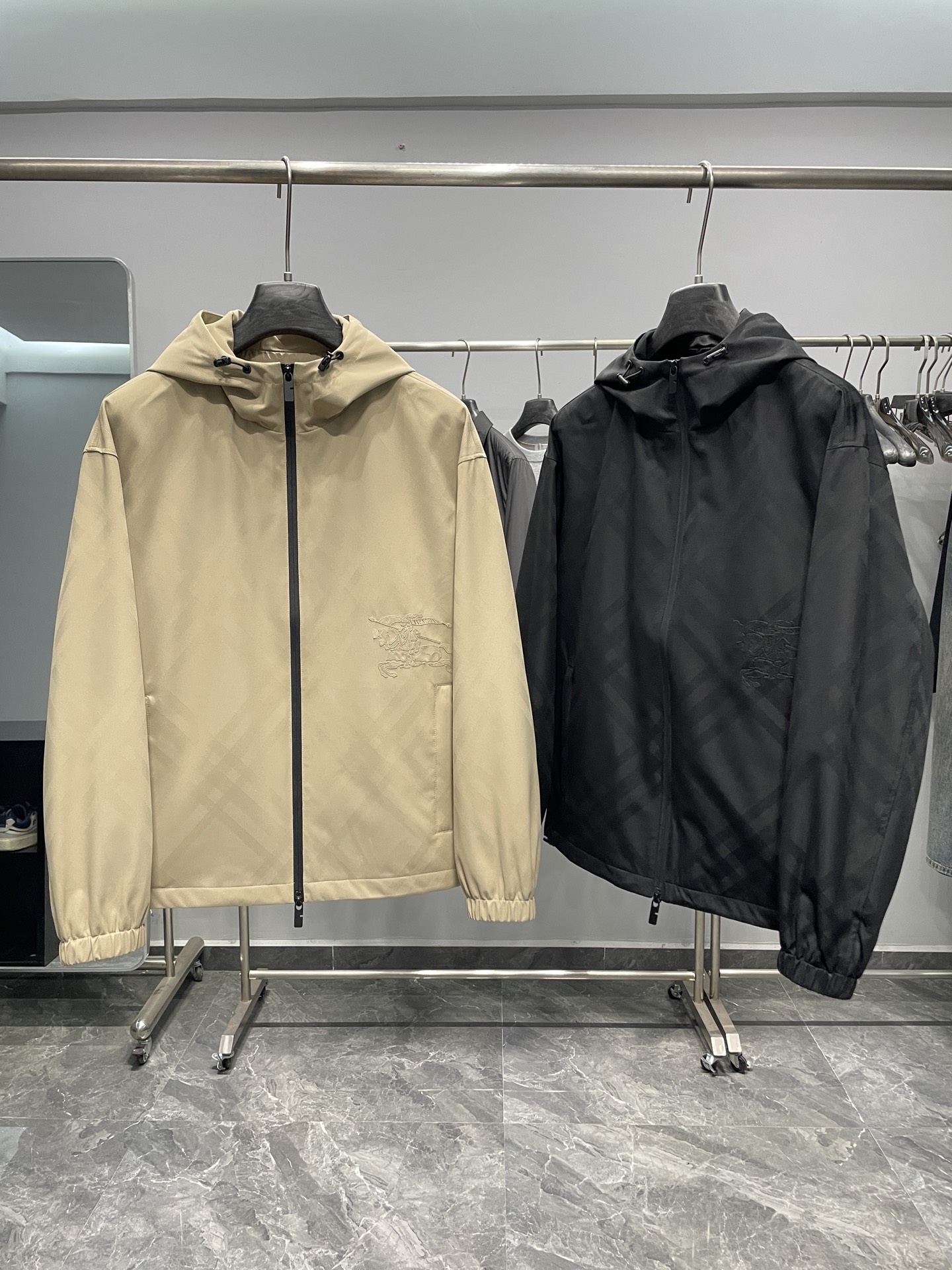 NO:512557,~BUR25FW autumn and winter new technology fiber thin cotton jacket, men's classic dark plaid war horse embroidery pattern fashionable zipper hooded jacket cotton jacket!  Trading companies have sparse channels and are on sale on the leading official website!  The B-home’s peak appearance jacket is dedicated to the fashion items that have made countless fans fall into at first sight. They are definitely the most important cotton coat worth buying this year!  This jacket is made of imported polyester fiber for customers. The fabric has a delicate texture and a soft and soft feel. It has a texture that is visible to the naked eye. It is filled with technology fibers and is warm and comfortable to wear. It is also very light and does not look bloated at all. It can easily cope with various environmental climates!  The plaid jacquard on the body and the classic war horse embroidery pattern at the waist are eye-catching and highly recognizable, demonstrating the high-quality and luxurious identity, inadvertently showing a strong British style!  Custom-made metal zipper hardware, as well as accessories such as zipper heads, all details show exquisite style!  The basic combo cut, the double-way zipper closure and drawstring adjustment hood design, the upper body is handsome and stylish, and the versatility and practical wear rate are very high!  Color khaki, black Size XS-XL Size reference XS Size shoulder width 54 bust 112 sleeve length 58 clothes length 68 S S S S S S S S S S S S S S S S S S S S S S S S S S S S S S S S S S S S S S S S S S S S S S S S S S S S S S S S S S S S S S S S S S S S S S S S S S S S S S S S S S S S S S S S S S S S S S S S S S S S S S S S S S S S S S S S S S S S S S S S S S S S S S S S S S S S S S S S S S S S S S S S S S S S S S S S S S S S S S S S S S S S S S S S S S S S S S S S S S S S S S S S S S S S S S S S S S S S S S S S S S S S S S S S S S S S S S S S S S S S S S S S S S S S S S S S S S S S S S S S S S S S S S S S S S S S S S S S S S S S S S S S S S S S S S S S S S S S S S S S S S S S S S S S S S S S S S S S S S S S S S S S S S S S S S S S S S S S S S S S S S S S S S S S S S S S S S S S S S S S S S S S S S S S S S S S S S S S S S S S S S S S S S S S S S S S S S S S S S S S S S S S S S S S S S S S S S S S S S S S S S S S S S S S S S S S S S S S S S S S S S S S S S S S S S S S S S S S S S S S S S S S S S S S S S S S S S S S S S S S S S S S S S S S S S19860909～BUR25FW秋冬新款科技纤维轻薄棉衣夹克,男士经典暗格纹战马刺绣图案时尚拉链连帽夹克棉服外套！贸易公司渠道稀出,领先官网发售！B家秋冬季颜值巅峰款外套奉献,让无数粉丝们一眼沦陷的时尚单品,绝对是今年最值得入手的必备棉衣！ 这款夹克采用客供进口聚酯纤维制成,面料质感细腻,手感软糯轻柔,拥有着肉眼可见的质感,内里科技纤维填充,着身保暖舒适,同时又很轻盈,完全不显臃肿感,能够轻松应对各种环境气候！衣身暗格纹提花以及腰部经典战马刺绣图案,惹眼吸睛、具有极高的识别度,彰显出品质的高奢身份,不经意的展现浓浓的英伦风格！客供定制金属拉链五金,以及拉链头等辅料配件,所有细节都尽显精致格调！基础合体的版型剪裁,门襟双向拉链开合与抽绳调节连帽设计,上身帅气又有型,百搭性与实穿率都非常高！ 颜色卡其色、黑色 尺码XS-XL 尺寸参考 XS码肩宽54胸围112袖长58衣长68 S码肩宽55胸围116袖长59衣长69 M码肩宽56胸围120袖长60衣长70 L码肩宽57胸围124袖长61衣长71 XL码肩宽58胸围128袖长62衣长72,,burberry,jackets & coats,jackets & coats,hats,alexander wang,Men's clothing