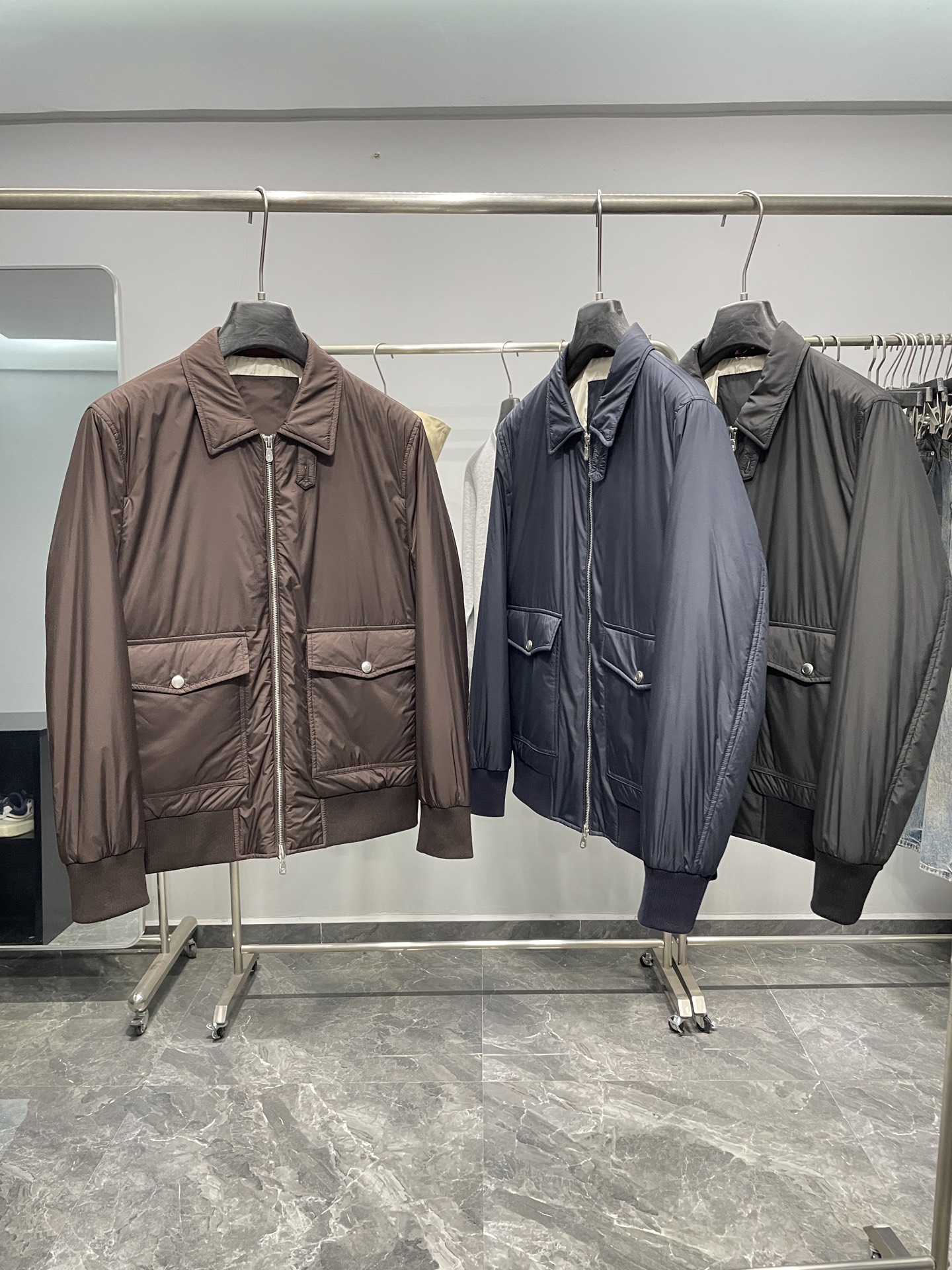 NO:514917,~BC25FW autumn and winter new technology fiber fabric thin cotton lapel jacket!  The rare foreign trade version has no standard!  Men's stylish two-way zip bomber jacket jacket!  Trading companies have sparse channels and are released on the official website at the same time!  Recommended essential jackets for high-end gentlemen, ideal choice for daily commuting in autumn and winter, the upper body perfectly interprets the unique temperament and taste of the person!  This jacket uses a combination of customized cotton fibers and a small amount of synthetic fibers to make this fabric look silky while being extremely durable and sturdy. It is an ideal choice for daily protection!  The slightly shiny texture enhances the color of the season and adds a touch of sophistication to the reproduction, while the copper-ammonia fabric lining perfects the comfort of wearing!  Thin cotton filling design inside improves some warmth!  This simple but delicate jacket uses a lightly anti-water gaudani to define a sporty style. The structure is slightly crisp but lightweight fabric complements the casual and versatile beauty. The zippered placket and elastic hem introduce typical details of the bomber jacket into it, sublimating classic taste!  Color brown, navy blue, black Size M-3XL Size reference L Size shoulder width 46 bust 112 Sleeve length 64 Long 67, Jackets & coats, jackets & coats, real silk, alexander wang19860909～BC25FW秋冬新款科技纤维面料薄棉翻领夹克！稀出外贸版无标！男士时尚双向拉链飞行员夹克外套！贸易公司渠道稀出,同步官网发售！高端绅士必备外套推荐,秋冬季日常通勤的理想首选,上身完美诠释着身者独有的气质与品位！ 这款夹克采用客供定制棉纤维与少量合成纤维的组合,使这款面料呈现真丝的质地,同时又非常耐用坚固,是日常防护的理想选择衣材！轻微发亮的纹理,提升本季的色彩并为复制添增了一抹精致感,而铜氨丝面料衬里完美了穿着的舒适体验！内里薄棉填充设计,提升些许保暖功效！这款简约但精致的夹克采用轻微抗水华达呢定义出运动风格,结构略微挺括但同时又轻盈的面料,与休闲、百搭的美感相得益彰,而拉链开襟和松紧下摆,将飞行员夹克的典型细节引入其中,升华经典品味！ 颜色咖色、藏青色、黑色 尺码M-3XL 尺寸参考 L码肩宽46胸围112袖长64衣长67,,jackets & coats,jackets & coats,real silk,alexander wang,Men's clothing