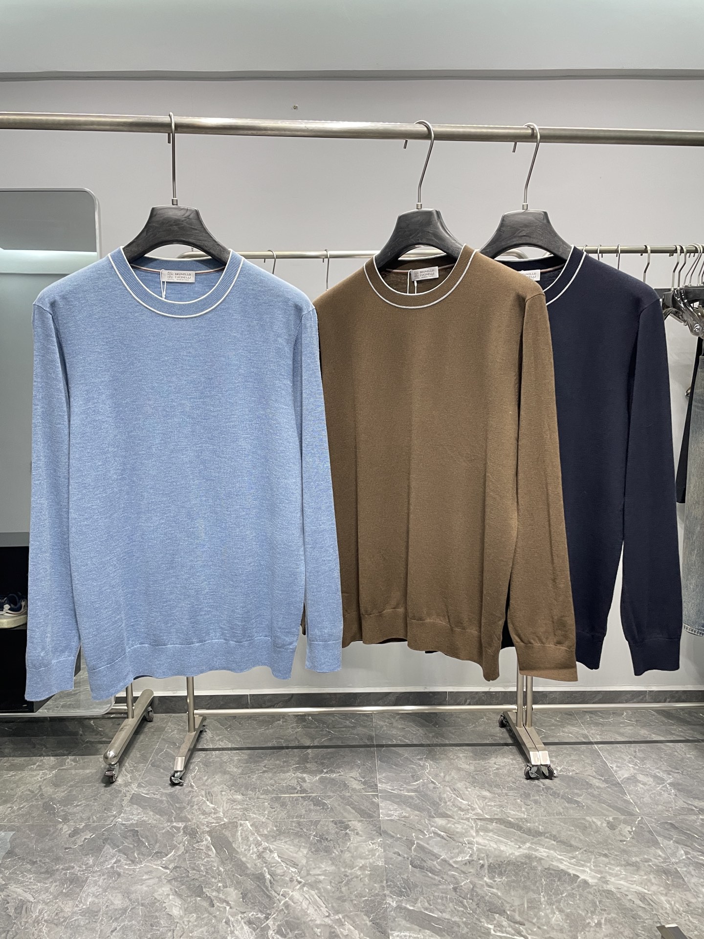 NO:531277,BC25FW autumn and winter new mulberry silk wool blend solid color knitted round neck sweater, men's cuff inlay contrast color basic casual pullover sweater knitted sweater!  Trading companies have sparse channels and are released on the official website at the same time!  BC Home's new base shirts for 25 years in autumn and winter are dedicated. Whether it is the selection and craftsmanship of fabrics, the design and details of styles, they all demonstrate the brand's pursuit of quality and fashion!  The sweater is made of customer-supplied mulberry silk wool blended yarn, with 5 mulberry silk + 5 wool + 8 acrylic ultra-flexible fiber polyester fiber. It is made by the super-fine weaving process of imported machines. The fabric feels thin and silky, and the close-fitting feel is extremely soft and skin-friendly, and it also takes into account the warmth!  The sweater is designed in solid color throughout the body, giving people a simple and fashionable feeling. The contrasting color design at the neckline adds some small highlights and uniqueness to the whole, improving the overall quality and fashion!  In terms of layout design, this sweater adopts a basic and conventional round-neck layout. This style not only meets the needs of men's daily commuting matching, but also shows the elegant and confident temperament of men!  Color blue, brown, navy blue Size 48-56 Size reference Size 48: Shoulder width 43 bust 100 sleeve length 60 clothes length 68 Size 50: Shoulder width 44 bust 104 sleeve length 61 clothes length 69 Size 52: Shoulder width 45 bust 108 sleeve length 62 clothes length 70 Size 54: Shoulder width 46 bust 112 sleeve length 63 clothes length 71 Size 56: Shoulder width 47 bust 116 sleeve length 64 clothes length 72, chanel, sweaters, alexander wang19860909BC25FW秋冬新款桑蚕丝羊毛混纺纯色针织圆领毛衣,男士袖口嵌花撞色基础休闲套头毛衣针织衫！贸易公司渠道稀出,同步官网发售！BC家25年秋冬季新品打底衫奉献,无论是面料的选择和工艺,还是款式的设计和细节处理,都彰显出品牌对于品质和时尚的追求！ 该毛衣采用了客供桑蚕丝羊毛混纺纱线,成分5桑蚕丝+5羊毛+8晴纶超柔纤维聚酯纤维,经过进口机器的超精细织法工艺制成,面料的手感轻薄丝滑,贴身触感极致软糯亲肤,同时也兼顾到了保暖性！毛衣全身采用纯色设计,给人一种简约而时尚的感觉,而领口处的撞色设计,则为整体增添了一些小小的亮点和独特之处,提升了整体的品质和时尚度！在版型设计上,这款毛衣采用了基础常规的圆领版型设计,这样的版型不仅符合男士日常通勤搭配的需求,还能够展现出男性优雅而自信的气质！ 颜色幽蓝色、咖色、藏青色 尺码48-56 尺寸参考 48码:肩宽43胸围100袖长60衣长68 50码:肩宽44胸围104袖长61衣长69 52码:肩宽45胸围108袖长62衣长70 54码:肩宽46胸围112袖长63衣长71 56码:肩宽47胸围116袖长64衣长72,,chanel,sweaters,alexander wang,Men's clothing