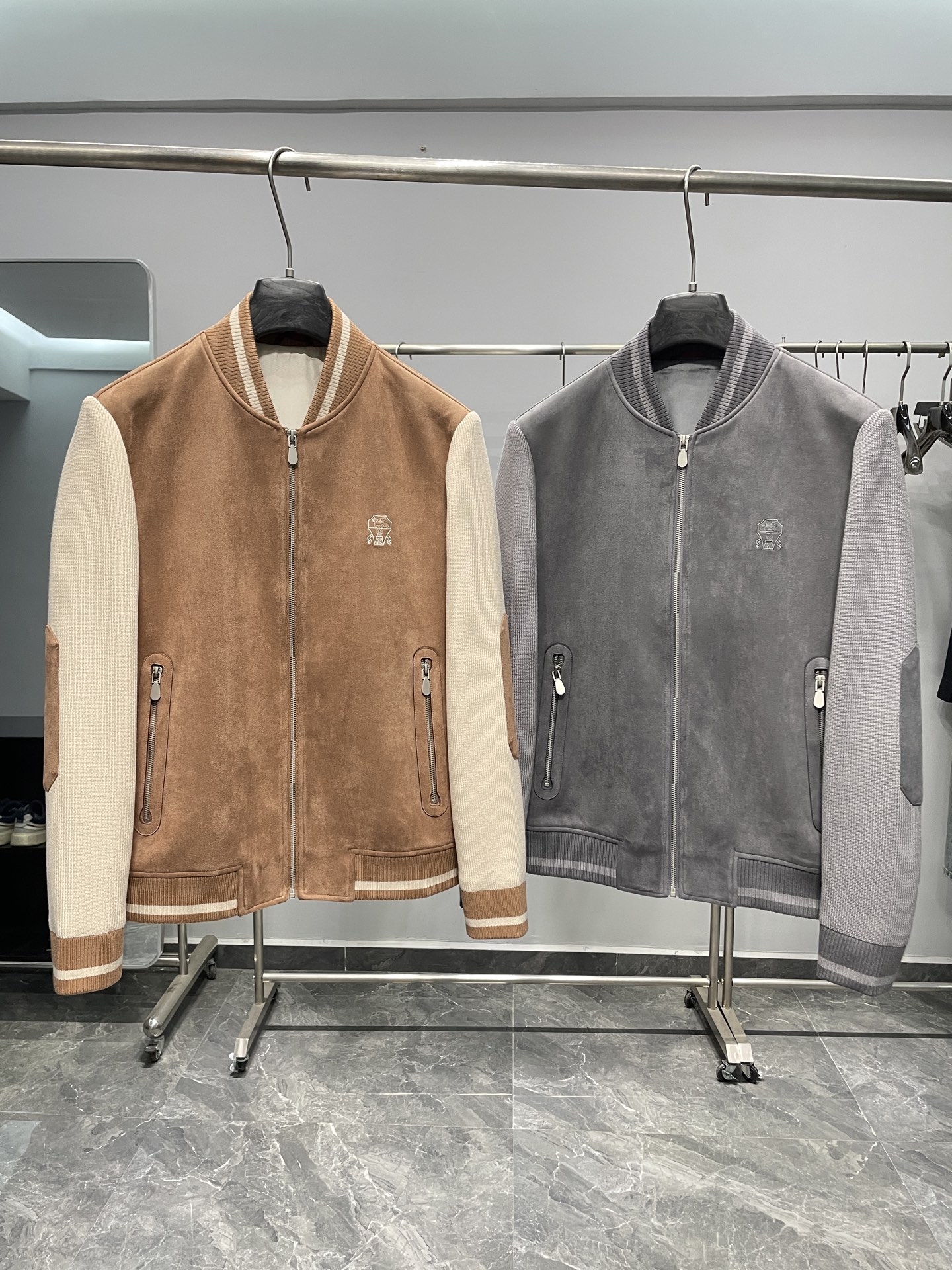 NO:513252,BC2025FW autumn new suede knitted baseball uniform jacket!  A classic and versatile color choice. The style is a classic baseball uniform style, simple but fashionable, suitable for wearing on various occasions. The exquisite brand's iconic pattern embroidery can be seen on the front, embroidered in the same color thread, which is low-key and highlights the brand's characteristics.  The fabric consists of 93 polyester fiber and 7 spandex, which makes the jacket crisp and stylish, and has a certain elasticity, comfortable and easy to wear. The appearance shows a texture similar to suede, delicate and high-end. The neckline, cuffs and hem are spliced ​​with knitted materials, and the knitted components are 79 viscose, 18 polyester fiber, 3 spandex, and the striped design adds a sense of sportiness and layering, while ensuring the fit and comfort during wear. The lining component is polyester fiber, which is smooth and skin-friendly, has a good wearing experience, and helps the overall shape of the jacket. The jacket adopts a metal zipper opening and closing, and the zipper has a brand iconic pattern on the zipper head, which is full of texture, and the details show the brand style, and the zipper is smooth and durable.  Zippered pockets on both sides of the front are both beautiful and practical, and can safely store small objects. The inner part is exquisitely stitched, and there is a small pocket design on the inside, which is convenient for placing cards, bills and other small items, and there are brand-specific decoration embellishments at the pockets. The overall workmanship is fine, and whether it is the stitching treatment at the splicing or the embroidered stitches, they are very fine and even, showing exquisite production craftsmanship, reflecting the brand's strict control of quality. Color khaki, gray Size 48-56 Size reference 48: Shoulder width 45 bust 108 Sleeve length 64 Clothes 66 Sleeve length 66 Sleeve length 66 Sleeve length 69  Size 56: Shoulder width 49 bust 124 sleeve length 68 clothes length 70.,, jackets & coats, chamois leather, alexander wang19860909BC2025FW秋季新款麂皮拼针织棒球服外套！经典且百搭的颜色选择.款式为经典棒球服版型,简约而不失时尚感,适合多种场合穿着.正面可见精致的品牌标志性图案刺绣,以同色系线绣制,低调又凸显品牌特色. 面料成分93聚酯纤维,7氨纶,这使得外套挺括有型,且具有一定的弹性,穿着舒适且便于活动.外观上呈现出类似麂皮的质感,细腻且高级.领口、袖口和下摆处采用针织材质拼接,针织成分79黏胶,18聚酯纤维,3氨纶,条纹设计增添了运动感与层次感,同时保证穿着时的贴合度和舒适度.里料成分聚酯纤维,顺滑亲肤,穿着体验佳,且有助于外套的整体塑形.外套采用金属拉链开合,拉链头上带有品牌标志性图案,质感十足,细节处尽显品牌格调,且拉链顺滑耐用. 正面两侧设有拉链口袋,既美观又实用,可安全存放小物件.内衬部分可见精致的缝线处理,内侧还有小口袋设计,方便放置卡片、票据等小物品,并且在口袋处有品牌特色装饰点缀. 整体做工精细,无论是拼接处的缝线处理,还是刺绣的针脚都十分细密、均匀,展现出精湛的制作工艺,体现了品牌对品质的严格把控. 颜色卡其色、灰色 尺码48-56 尺寸参考 48码:肩宽45胸围108袖长64衣长66 50码:肩宽46胸围112袖长65衣长67 52码:肩宽47胸围116袖长66衣长68 54码:肩宽48胸围120袖长67衣长69 56码:肩宽49胸围124袖长68衣长70 .,,jackets & coats,chamois leather,alexander wang,Men's clothing