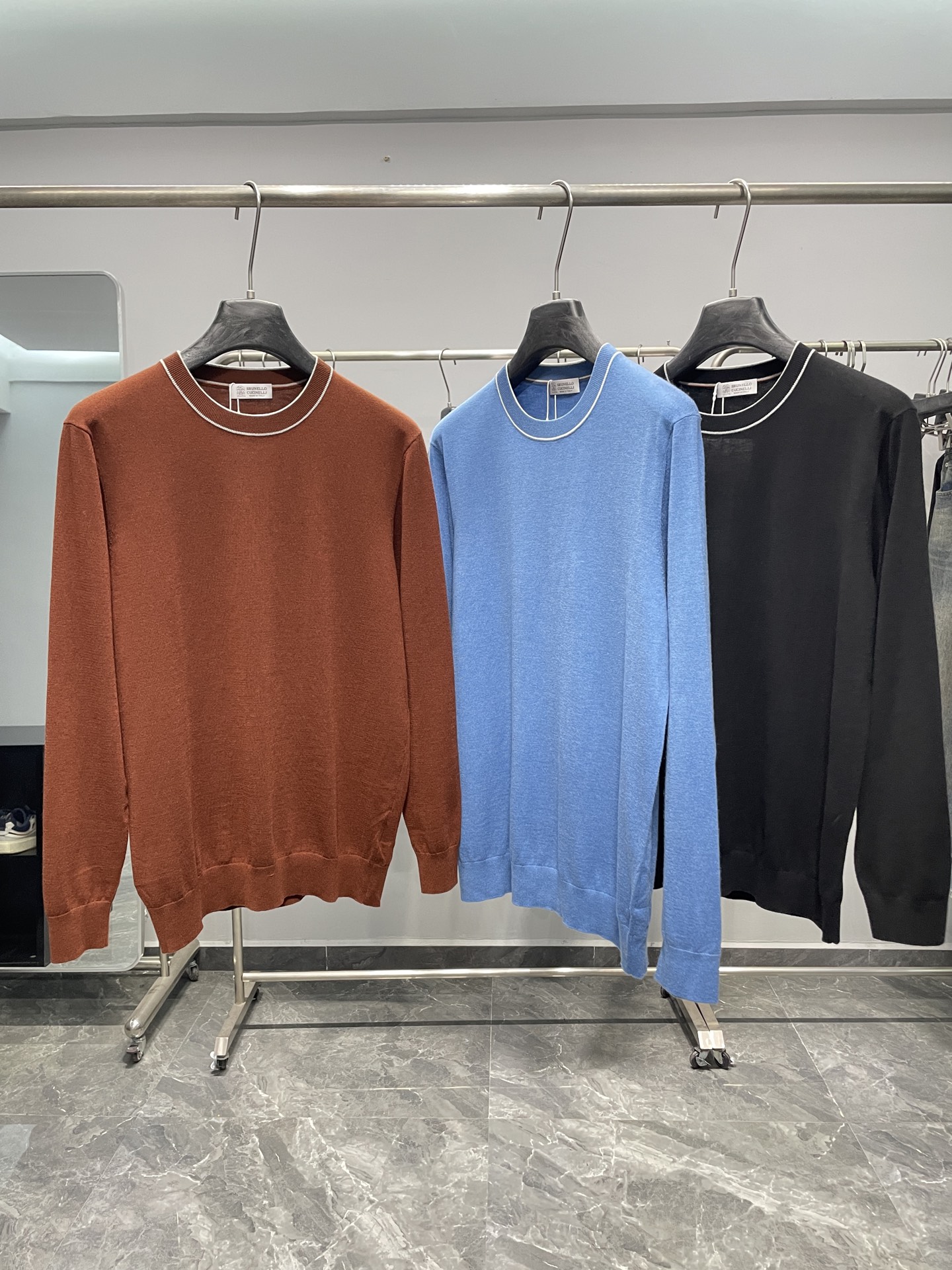 NO:531003,BC25FW autumn and winter new mulberry silk wool blend solid color knitted round neck sweater, men's cuff inlay contrast color basic casual pullover sweater knitted sweater!  Trading companies have sparse channels and are released on the official website at the same time!  BC Home's new base shirts for 25 years in autumn and winter are dedicated. Whether it is the selection and craftsmanship of fabrics, the design and details of styles, they all demonstrate the brand's pursuit of quality and fashion!  The sweater is made of customer-supplied mulberry silk wool blended yarn, with 5 mulberry silk + 5 wool + 8 acrylic ultra-flexible fiber polyester fiber. It is made by the super-fine weaving process of imported machines. The fabric feels thin and silky, and the close-fitting feel is extremely soft and skin-friendly, and it also takes into account the warmth!  The sweater is designed in solid color throughout the body, giving people a simple and fashionable feeling. The contrasting color design at the neckline adds some small highlights and uniqueness to the whole, improving the overall quality and fashion!  In terms of layout design, this sweater adopts a basic and conventional round-neck layout. This style not only meets the needs of men's daily commuting matching, but also shows the elegant and confident temperament of men!  Color caramel, color blue, black Size 48-56 Size reference Size 48: Shoulder width 43 bust 100 sleeve length 60 clothes 68 Size 50: Shoulder width 44 bust 104 sleeve length 61 clothes 69 Size 52: Shoulder width 45 bust 108 sleeve length 62 clothes 70 Size 54: Shoulder width 46 bust 112 sleeve length 63 clothes 71 Size 56: Shoulder width 47 bust 116 sleeve length 64 clothes 72, chanel, sweaters, alexander wang19860909BC25FW秋冬新款桑蚕丝羊毛混纺纯色针织圆领毛衣,男士袖口嵌花撞色基础休闲套头毛衣针织衫！贸易公司渠道稀出,同步官网发售！BC家25年秋冬季新品打底衫奉献,无论是面料的选择和工艺,还是款式的设计和细节处理,都彰显出品牌对于品质和时尚的追求！ 该毛衣采用了客供桑蚕丝羊毛混纺纱线,成分5桑蚕丝+5羊毛+8晴纶超柔纤维聚酯纤维,经过进口机器的超精细织法工艺制成,面料的手感轻薄丝滑,贴身触感极致软糯亲肤,同时也兼顾到了保暖性！毛衣全身采用纯色设计,给人一种简约而时尚的感觉,而领口处的撞色设计,则为整体增添了一些小小的亮点和独特之处,提升了整体的品质和时尚度！在版型设计上,这款毛衣采用了基础常规的圆领版型设计,这样的版型不仅符合男士日常通勤搭配的需求,还能够展现出男性优雅而自信的气质！ 颜色焦糖色、彩兰色、黑色 尺码48-56 尺寸参考 48码:肩宽43胸围100袖长60衣长68 50码:肩宽44胸围104袖长61衣长69 52码:肩宽45胸围108袖长62衣长70 54码:肩宽46胸围112袖长63衣长71 56码:肩宽47胸围116袖长64衣长72,,chanel,sweaters,alexander wang,Men's clothing