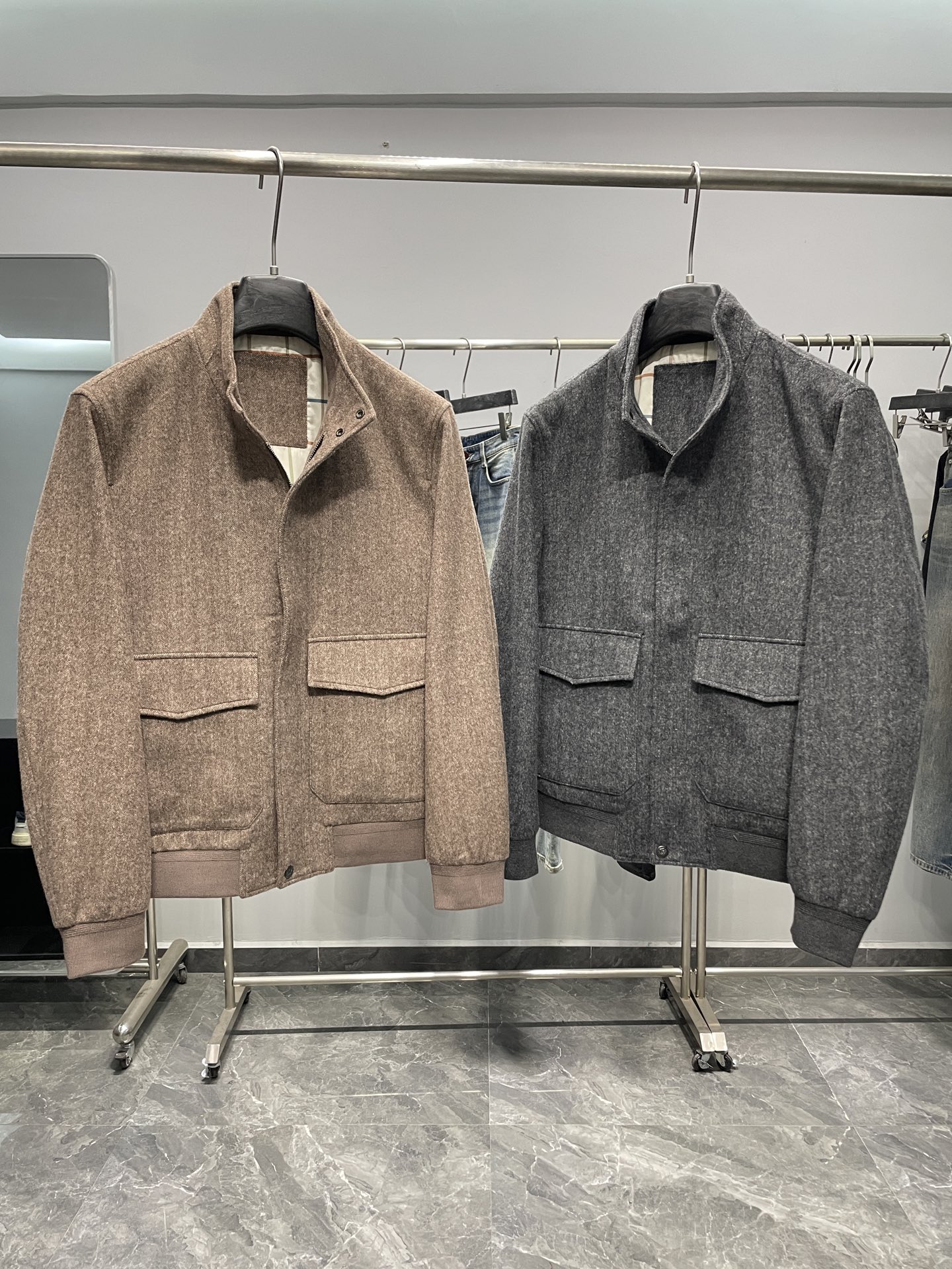 NO:514914,LFW autumn and winter new style old money style classic men's business casual stand collar thin cotton jacket.!  Trading company's channel products are exquisite in fabric selection and craftsmanship, which is very consistent with the aesthetic tone of the LP family. They are low-key and luxurious, elegant and noble. Every detail proves the brand's own sense of high-endness. They all interpret the Italian minimalist, capable and outdoor functional styles, both solemn and harmonious, and have a full body shape!  A treasure-grade functional equipment that combines fashion sense and design sense creates a unique styling item. The classic stand-up collar design is retro and age-reducing and very fashionable. The cuffs and hem are spliced ​​with elastic threads, and the classic flip pocket embellishment. Italian customers provide imported twill wool blend fabric, which has excellent breathability, first-class texture, excellent crispness, and is quite elegant and fashionable!  The color matching is light and versatile, the style is cut and neat, and the upper body instantly highlights the spirit. It is full of styles and can easily control various body shapes. It is a jacket that combines business commuting and outdoor leisure. It is an equipment with extremely high attendance rate in practical wear!  Color khaki, dark gray Size 48-56 Size reference Size 48: Shoulder width 45 bust sleeve length 64 64 Size 50: Shoulder width 46 bust 112 sleeve length 65 65 Size 52: Shoulder width 47 bust 116 sleeve length 66 Size 54: Shoulder width 48 bust sleeve length 67 Size 67 Size 56: Shoulder width 49 bust 124 sleeve length 68 68, loro piano, jackets & coats, jackets & coats, alexander wang19860909LFW秋冬新款老钱风经典男士商务休闲立领薄棉夹克外套.！贸易公司渠道臻品,在面料选取和工艺方面都相当考究,极符合LP家族美学基调,低调且奢华,优雅且高贵,每一个细节都在力证品牌自身的高级感,通体将意式的极简、干练和户外功能性风格极致诠释,亦庄亦谐,上身型款十足！ 集时装感与设计感的一款宝藏级功能型装备,塑造出别具一格的造型单品,经典的立领设计,复古减龄又非常时髦,袖口与下摆运用松紧螺纹细节拼接,经典翻盖口袋点缀,意大利客供进口斜纹羊毛混纺面料,透气性绝佳,质感一流,挺括性优越,颇为优雅且时髦！配色轻熟百搭,版型剪裁干练利落,上身瞬间凸显出精神感,型款十足,轻松驾驭各种身型,商务通勤与户外休闲完美兼备的一款外套,属于实穿性出勤率极高的一款装备！ 颜色卡其色、深灰色 尺码48-56 尺寸参考 48码:肩宽45胸围袖长64衣长64 50码:肩宽46胸围112袖长65衣长65 52码:肩宽47胸围116袖长66衣长66 54码:肩宽48胸围袖长67衣长67 56码:肩宽49胸围124袖长68衣长68,,loro piana,jackets & coats,jackets & coats,alexander wang,Men's clothing