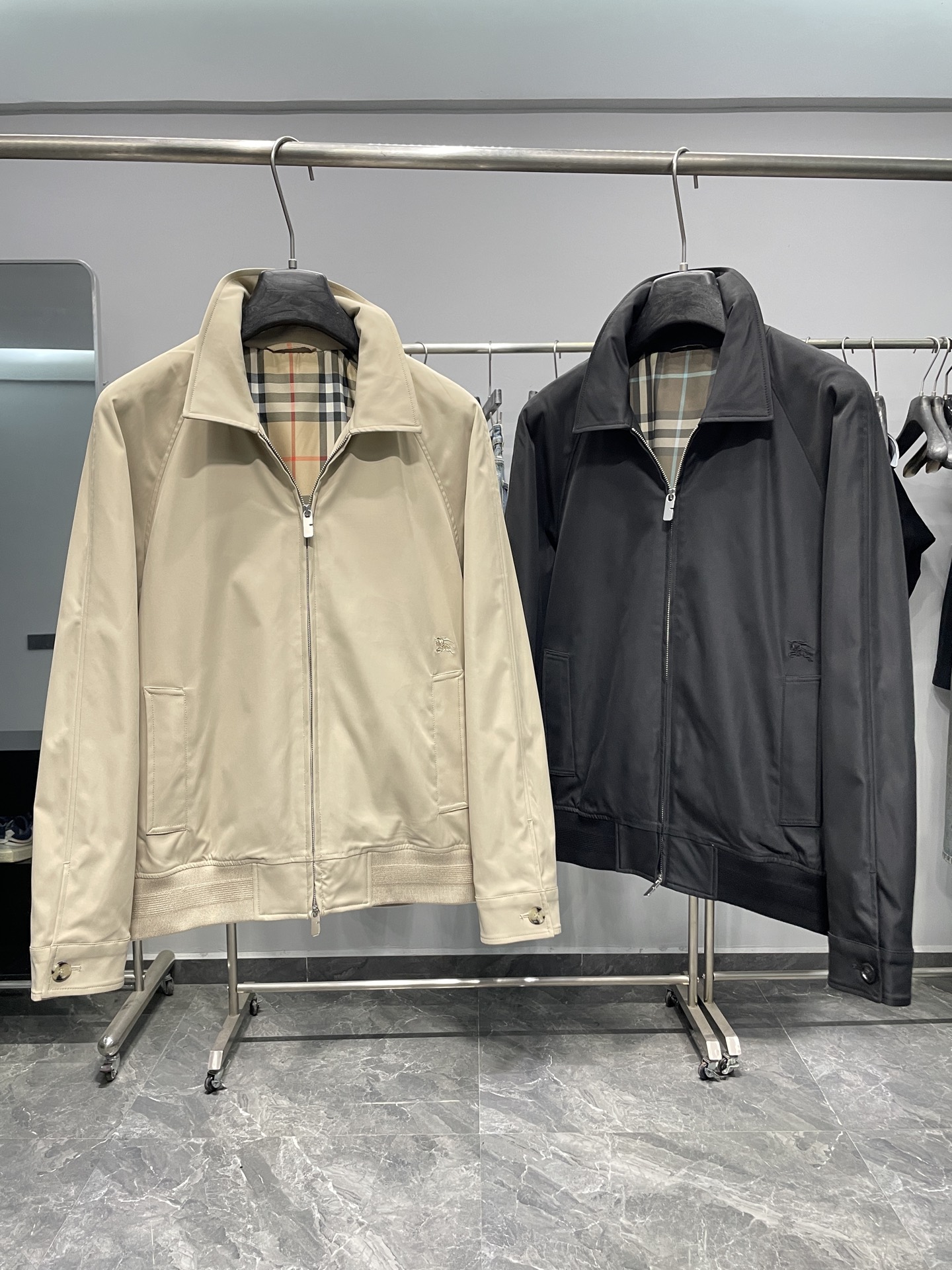 NO:518761,BU25FW autumn and winter new Gabadian twill cotton lapel jacket, classic war horse embroidered Harrington business casual zipper jacket for men!  Trading companies have sparse channels, and the official website is sold at the same time for 18250RMB!  B-home new Harrington jacket is a perfect combination of brand classics and luxury, becoming the dream choice in the hearts of countless fashion enthusiasts!  It represents the pursuit of quality, the inheritance of classics, and a unique understanding of fashion!  The jacket is selected for imported Gabadian twill cotton. The clear texture of the fabric is like a unique mark left by time, and every line seems to be telling a fashionable story!  The texture is quite crisp and stylish, as if there is an invisible force supporting it, showing a temperament that coexists tenacity and elegance!  The classic plaid lining is like a mysterious treasure world, quietly showing the charm of the brand!  The unique plaid pattern is the brand’s iconic symbol. It is not only a decoration, but also a heritage of brand history and culture!  The classic war horse badge embroidery is vividly seen before your eyes. This small embroidery seems to be inadvertent, but it contains endless luxury aura!  And the style of this jacket is a classic among the classics!  The Harrington lapel jacket style inherits the essence of traditional Harrington jackets and incorporates modern and fashionable elements!  The lapel design is simple and elegant, which not only modifies the face shape, but also shows a capable temperament!  The jacket fits the body curves, but it is not too tight, giving people a perfect sense of slackness!  Whether it is paired with jeans, showing a casual and casual style, or matching suit pants to create a business-fashioned look, it can be easily competent and become an indispensable fashion tool in your wardrobe!  Color khaki, black Size XS-XL Size reference XS Size rotator sleeve length 76 bust length 67 S S S S S Sleeve Long 78 bust 114 coat length 68 M Sleeve Long 80 bust 69 L Sleeve Long 82 bust 122 sleeve length 70 XL Sleeve Long 84 bust 126 sleeve length 71,,jeans,jackets & coats,jackets & coats,business suit,alexander wang19860909BU25FW秋冬新款嘎巴甸斜纹棉质翻领夹克,男士经典战马刺绣哈灵顿商务休闲拉链夹克外套！贸易公司渠道稀出,同步官网发售18250RMB！B家全新哈灵顿外套,是品牌经典与奢华的完美融合,成为无数时尚爱好者心中的梦想之选！它代表着对品质的追求,对经典的传承,以及对时尚的独特理解！ 该夹克甄选客供进口嘎巴甸斜纹棉布,面料清晰的纹理如同岁月留下的独特印记,每一道线条都仿佛在诉说着时尚的故事！质感挺括有型,仿佛有一种无形的力量在支撑着它,展现出一种坚韧与优雅并存的气质！经典格纹内衬宛如一个神秘的宝藏世界,悄然展现着品牌的魅力！独特的格纹图案是品牌标志性符号,它不仅仅是一种装饰,更是品牌历史与文化的传承！经典的战马徽章刺绣跃然眼前,这小小的刺绣看似不经意,却蕴含着无尽的奢华气场！ 而这件外套的版型,更是经典中的经典！哈灵顿翻领夹克版型,继承了传统哈灵顿夹克的精髓,又融入了现代时尚的元素！翻领的设计简洁大方,既能够修饰脸型,又能展现出一种干练的气质！夹克的版型贴合身体曲线,却又不会过于紧身,给人一种恰到好处的松弛感！无论是搭配牛仔裤,展现休闲随性的风格,还是搭配西装裤,打造商务时尚的造型,它都能轻松胜任,成为你衣橱中不可或缺的时尚利器！ 颜色卡其色、黑色 尺码XS-XL 尺寸参考 XS码肩袖长76胸围衣长67 S码肩袖长78胸围114衣长68 M码肩袖长80胸围袖长69 L码肩袖长82胸围122袖长70 XL码肩袖长84胸围126袖长71,,jeans,jackets & coats,jackets & coats,business suit,alexander wang,Men's clothing