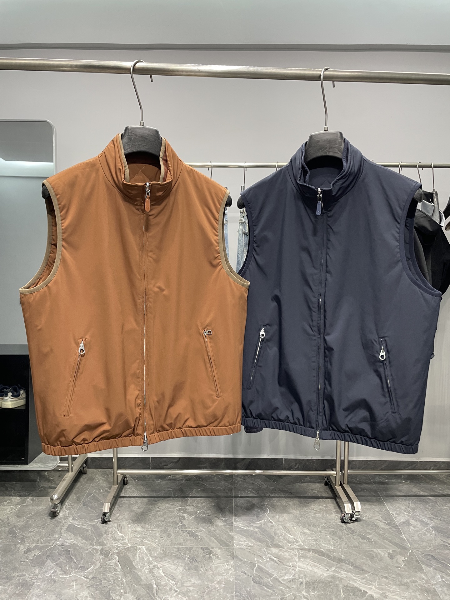 NO:518398,LFW autumn and winter new fashion stand collar zipper cotton vest, classic diamond quilted double-sided sleeveless cotton jacket for men!  Trading companies have sparse channels and are released on the official website at the same time!  The new LP double-sided vest is a ready-to-wear that combines practical and fashionable. Its double-sided design not only provides two ways of wearing, but also meets the needs of different occasions!  The new LP home vest is an innovative design ready-to-wear garment. It adopts a double-sided design. One side is smooth and the other side is quilted and mezzanine. This unique design highlights the double-sided personality!  This vest can not only be used as an exterior clothing, but also has multiple functions. It can not only keep warm, but also show exquisite and exquisite characteristics. You can enjoy the feeling of luxury and fashion every time you wear it!  The placket and pockets are made of metal zipper openings and closures, which are both convenient to use and add a touch of tough temperament!  What’s more striking is that these places are also decorated with laser-printed brand logos, showing exquisite details!  The regular cut and fashionable stand-up collar design is inspired by the pilot jacket. It has both a retro charm and a fashionable feel!  In addition, the vest is also paired with an elastic waist-tight design, which makes the upper body look handsome and stylish. Whether it is casual or formal, it can show different styles!  Color brown, navy blue Size 48-56 Size reference Size 48: Shoulder width 44 bust length 65 Size 50: Shoulder width 45 bust length 114 bust length 66 Size 52: Shoulder width 46 bust length 67 Size 54: Shoulder width 47 bust length 122 clothes length 68 Size 56: Shoulder width 48 bust length 126 clothes length 69, loro piano, jackets & coats, jackets & coats, alexander wang19860909LFW秋冬新款时尚立领拉链夹棉马甲,男士经典菱形绗缝双面穿无袖棉服外套！贸易公司渠道稀出,同步官网发售！LP新款双面穿马甲是一款兼具实用与时尚的成衣,其双面穿设计,不仅提供了两种穿着方式,也满足了不同的场合需求！ LP家新款马甲是一款具有创新设计的成衣,它采用双面穿的设计方式,一面光滑,另一面则绗缝加夹层,这种独特的设计凸显了双面个性！这款马甲不仅可作为外搭服饰,更具有多种功能,既能御寒保暖,又能展现精致考究的特色,每次穿着都能尽享奢华与时尚的感觉！ 门襟、口袋处采用了金属拉链开合,既方便使用,又增添了一丝硬朗的气质！更为引人注目的是,这些地方还点缀有激光刻印的品牌Logo,展现了精致的细节处理！常规版型裁剪加时尚立领设计,源自飞行员夹克的灵感,既有复古的韵味,又不失时尚感！此外马甲还搭配了松紧收腰设计,上身后帅气有型,无论是搭配休闲装还是正装,都能展现出不同的风格！ 颜色咖色、藏青色 尺码48-56 尺寸参考 48码:肩宽44胸围衣长65 50码:肩宽45胸围114衣长66 52码:肩宽46胸围衣长67 54码:肩宽47胸围122衣长68 56码:肩宽48胸围126衣长69,,loro piana,jackets & coats,jackets & coats,alexander wang,Men's clothing