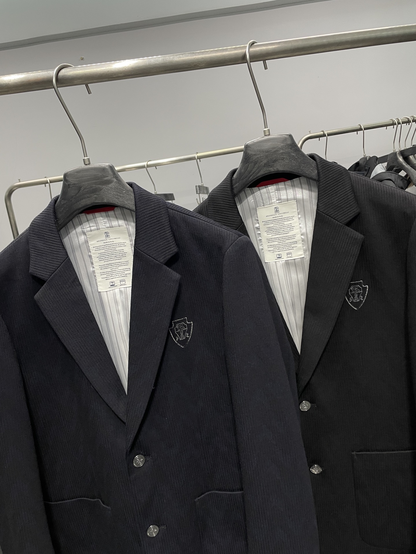 BC25FW秋冬新款男士高端品质休闲竖纹西服，都市时尚休闲修身合体的版型两粒扣西服！整件西服清新优雅，上
