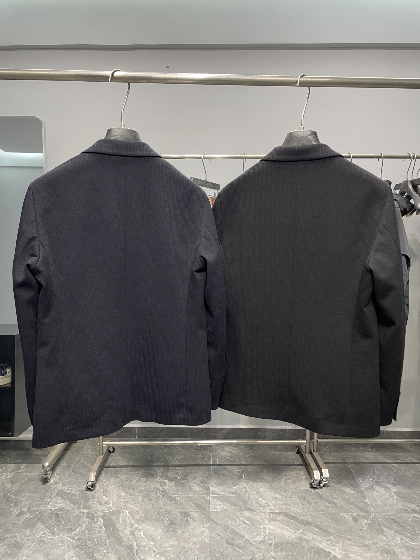 BC25FW秋冬新款男士高端品质休闲竖纹西服，都市时尚休闲修身合体的版型两粒扣西服！整件西服清新优雅，上