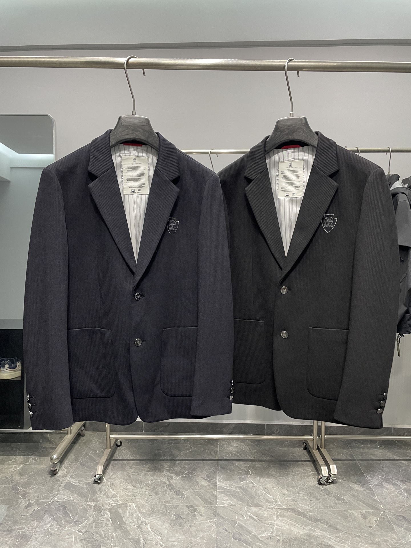 NO:518778,BC25FW autumn and winter new men's high-end quality casual vertical pattern suit, urban fashionable casual slim fit two-pin button suit!  The whole suit is fresh and elegant, with a handsome and stylish upper body, and easy to control!  BC* men's suits are well-known for their exquisite craftsmanship and elegant styles. High-end men's business main line, a suit that is the best choice for the elite in the men's clothing industry, a casual single with extremely high practicality. Flat neckline, exquisite embroidered BC home LOGO logo on the chest!  The inner BC's exclusive striped lid is exquisitely made with exquisite edges. The round pockets are produced by old suit manufacturers, with first-class quality control and details. It gives you decent and noble. This suit is carefully made with high-quality 5.2 wool, 62.3 polyester, 28 viscose fiber, 4.5 spandex blend fabric. It is very slim and slim, with light and stylish upper body and handsome. The solid color fabric is soft and comfortable and easy to wear. The more quality and textured the suit, the inner slim is tribute satin smooth lid, and the edge is exquisite and exquisite. Its skin feels reflected in the style and cutting, depending on the good cutter and master's version, and professional suit factory. This slim fit style is more fashionable and casual, and it is fine to attend formal wear occasions. Classic versatile black and high-end outfits are particularly classy, ​​with fashionable and stylish style, showing full enthusiasm and vitality for life.  Color navy blue, black Size 48-56 Size reference Size 48: Shoulder width 43 bust 100 sleeve length 62 clothes 71 Size 50: Shoulder width 44 bust 104 sleeve length 63 clothes 72 Size 52: Shoulder width 45 bust 108 sleeve length 64 clothes 73 Size 54: Shoulder width 46 bust 112 sleeve length 65 clothes 74 Size 56: Shoulder width 47 bust 116 sleeve length 66 clothes 75, chanel, business suit, alexander wang19860909BC25FW秋冬新款男士高端品质休闲竖纹西服,都市时尚休闲修身合体的版型两粒扣西服！整件西服清新优雅,上身帅气有型,轻松驾驭！ BC*男西服以精湛工艺和优雅款式驰名.高端男士商务主线臻品,男装界精英之选的西服,一款实用率超高的休闲单西.平驳领口,胸前精美刺绣BC家LOGO标识！内里BC家专属条纹里布,包边精致做工完美.圆形的口袋,渠道西装老厂所出,品控质感细节一流.给足体面与尊贵. 此款西服甄选优质5.2羊毛,62.3聚酯纤维,28粘纤,4.5氨纶混纺面料精心制作.挺阔修身版型,上身轻盈有型又帅气,纯色面料柔软舒服又好穿,越是品质好有质感的西装,内里是贡缎光滑的里布,包边精致做工精湛,它的骨感体现在版型裁剪上,取决于好的裁床老师傅打版,专业西装厂. 这款属于修身合体的版型,偏向时尚休闲的风格,出席于正装场合都没问题.经典百搭黑色、高级穿搭,特别显档次,款式时尚有型,展现出对生活充满热情活力. 颜色藏青色、黑色 尺码48-56 尺寸参考 48码:肩宽43胸围100袖长62衣长71 50码:肩宽44胸围104袖长63衣长72 52码:肩宽45胸围108袖长64衣长73 54码:肩宽46胸围112袖长65衣长74 56码:肩宽47胸围116袖长66衣长75,,chanel,business suit,alexander wang,Men's clothing