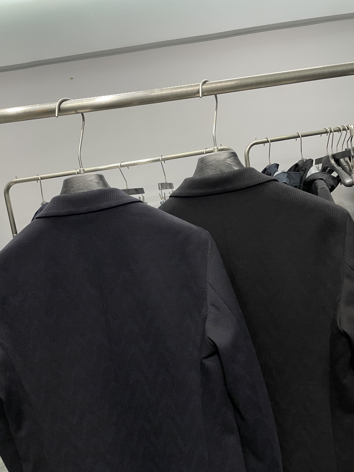 BC25FW秋冬新款男士高端品质休闲竖纹西服，都市时尚休闲修身合体的版型两粒扣西服！整件西服清新优雅，上