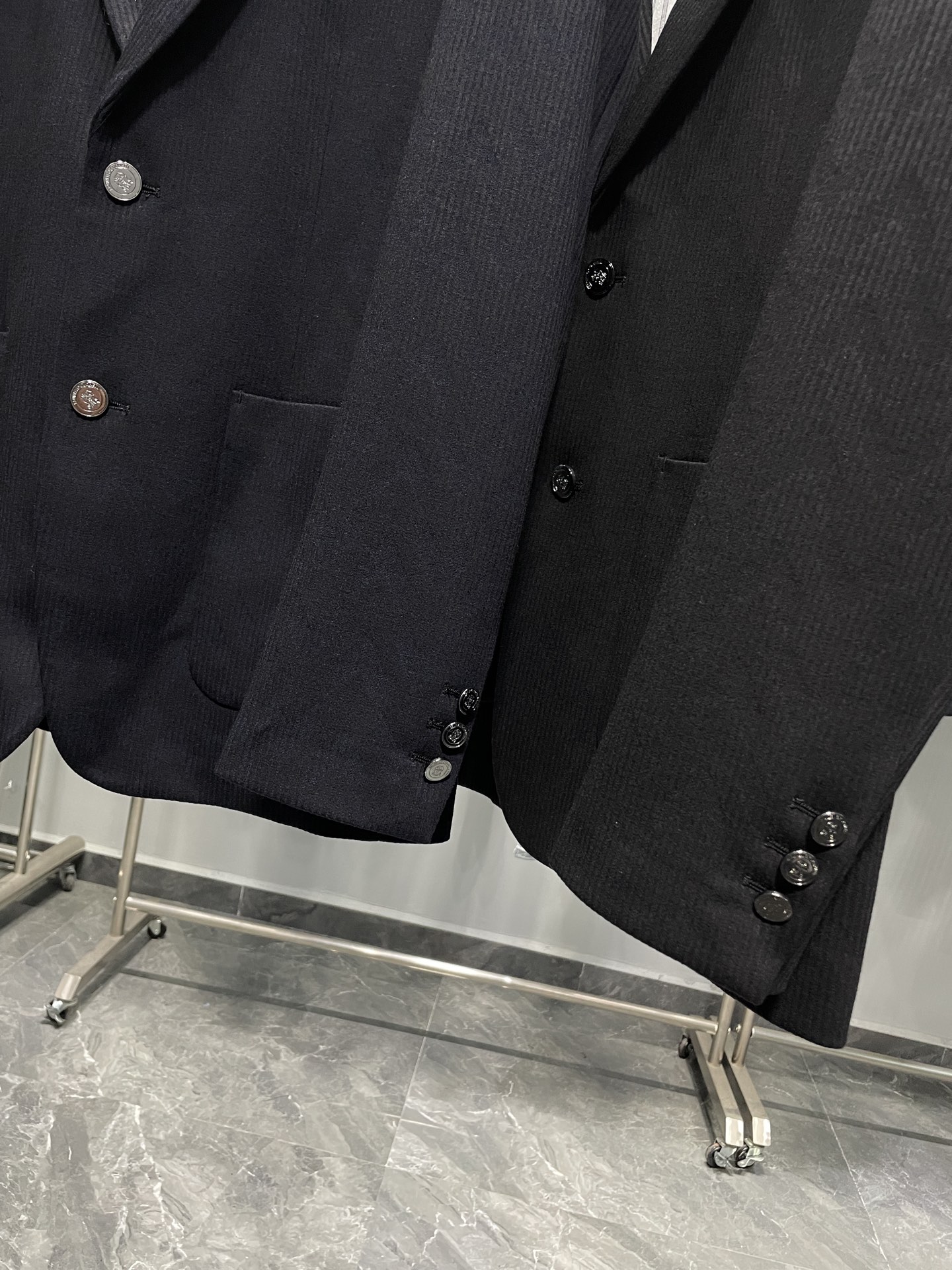 BC25FW秋冬新款男士高端品质休闲竖纹西服，都市时尚休闲修身合体的版型两粒扣西服！整件西服清新优雅，上