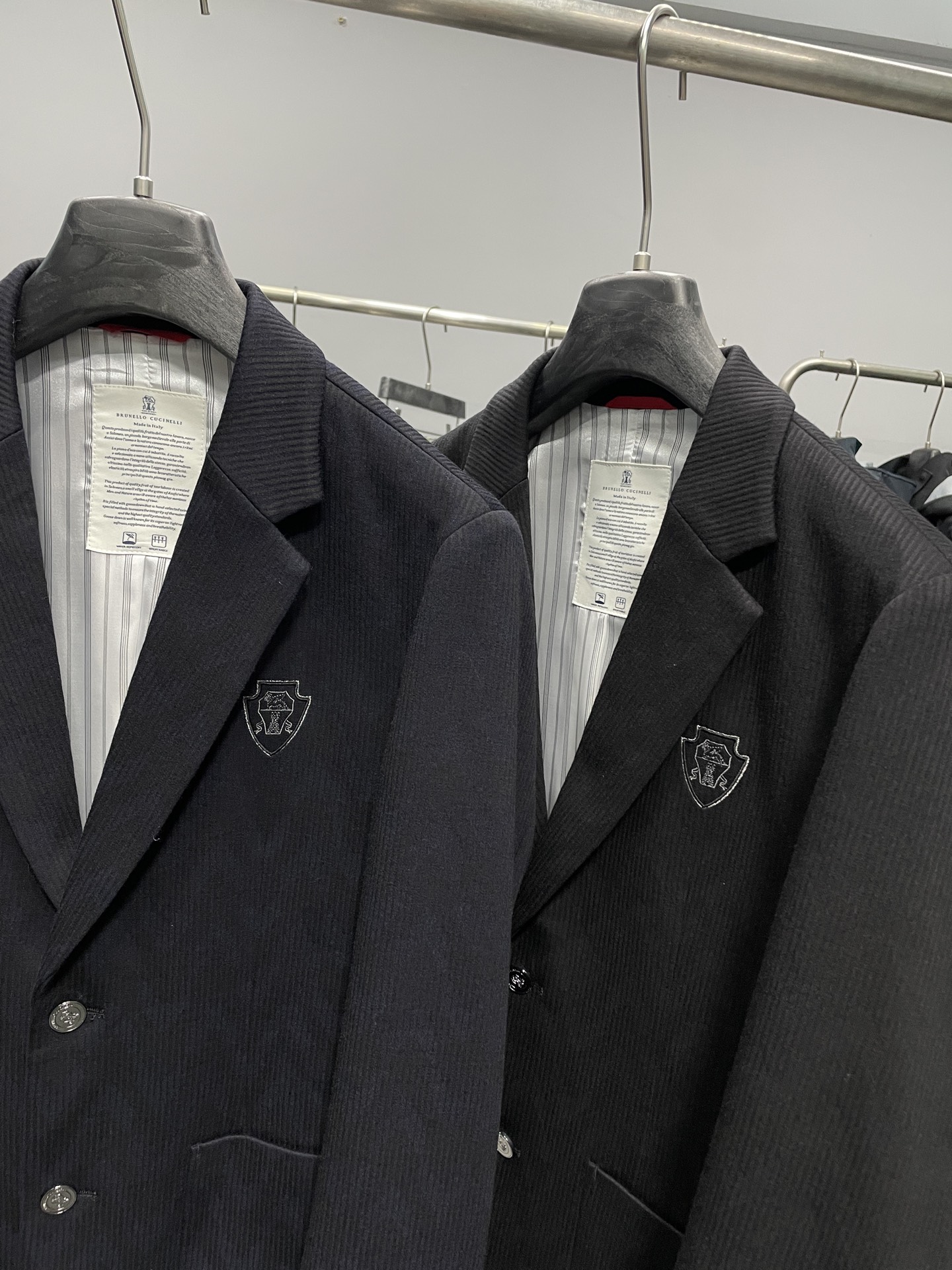 BC25FW秋冬新款男士高端品质休闲竖纹西服，都市时尚休闲修身合体的版型两粒扣西服！整件西服清新优雅，上