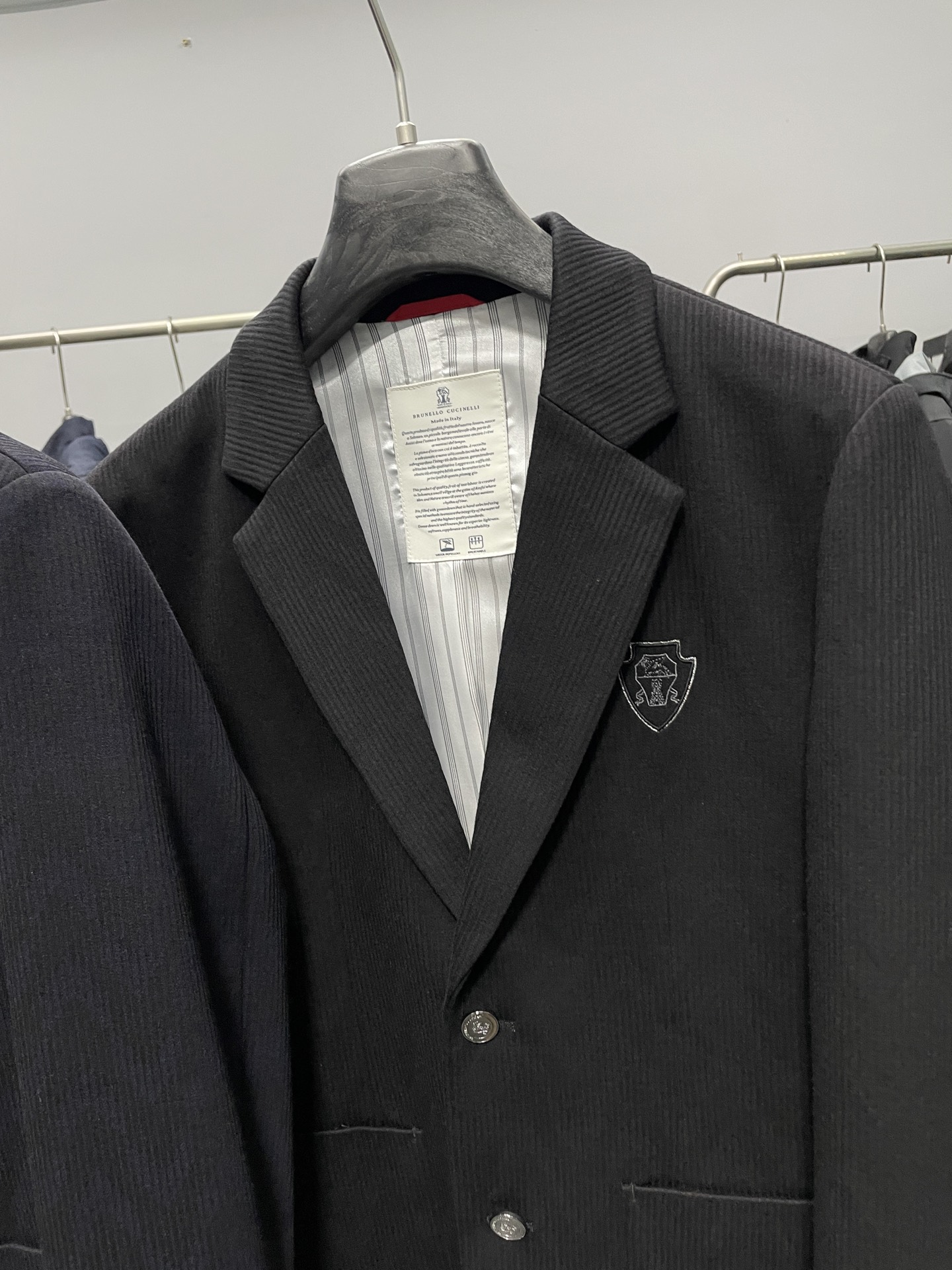 BC25FW秋冬新款男士高端品质休闲竖纹西服，都市时尚休闲修身合体的版型两粒扣西服！整件西服清新优雅，上
