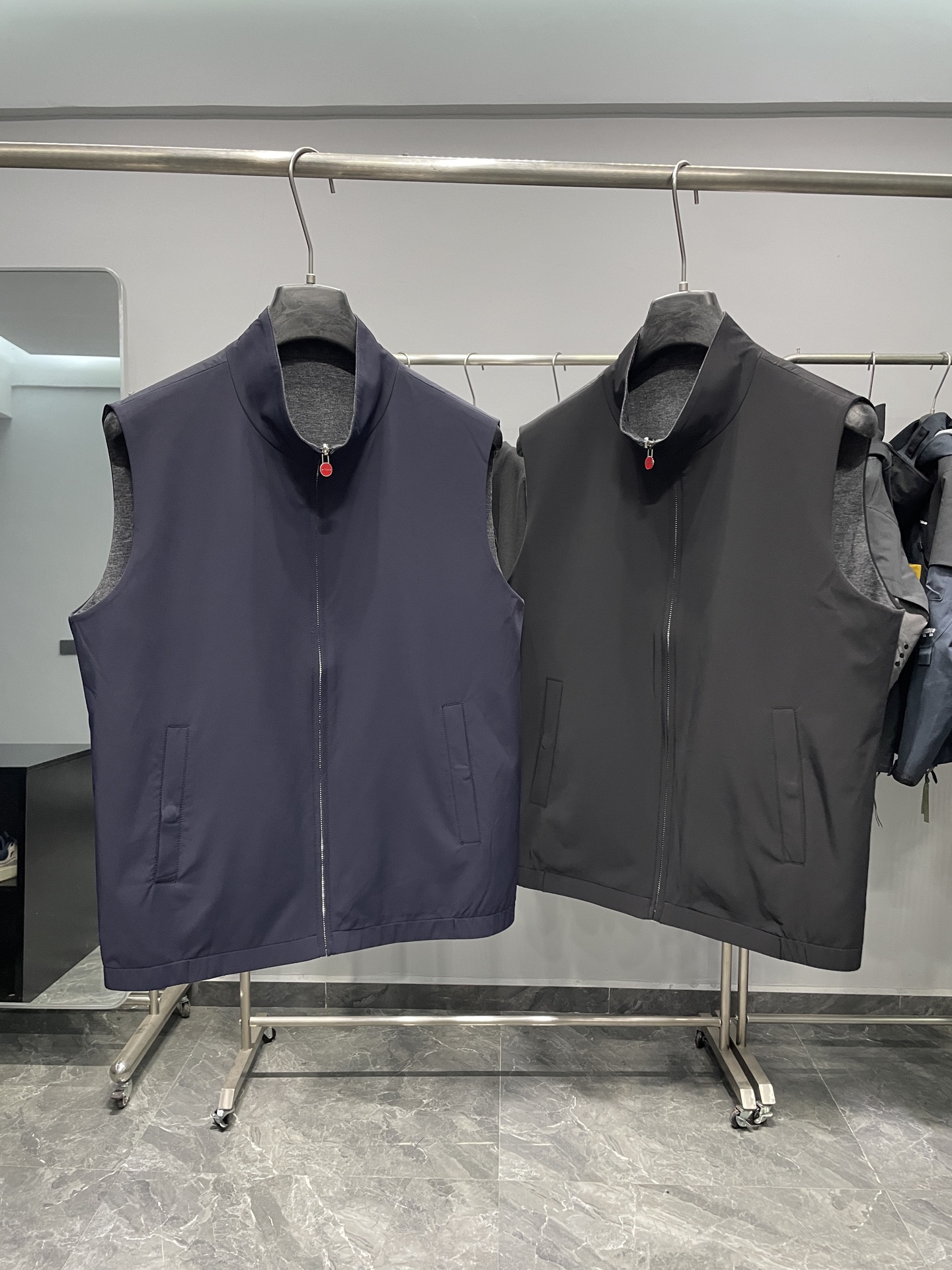 NO:522718,KIT25FW autumn and winter new men's high-end business casual simple double-sided vest!  Classic ace items, exclusively sold!  !  The overall styling and design sense is very strong, perfectly integrating fashion aesthetics with new urban business and leisure concepts, continuing the consistent design tone, and the Italian minimalist, capable and outdoor functional style are the ultimate interpretation, both solemn and harmonious, with a full style of upper body!  A treasure-level functional equipment that combines fashion sense and technology creates a unique styling item. The overall outline tends to be simple and double-sided design. Each side is a versatile and versatile color matching, and it is extremely practical!  On the one hand, it provides customers with new patented high-tech fabrics, which have high-density waterproof, windproof and stain-resistant properties, with extremely delicate touch and excellent quick drying. On the other hand, it is a selected high-performance wool blended fabric, which is breathable and has excellent breathability. It belongs to the market type of fabric, with invincible texture and light upper body without any burden!  The details are excellent, and the craftsmanship is demonstrated everywhere. The auxiliary materials are exclusively customized. The zipper is made of sheepskin material, and the insertion bag and the back collar are also decorated with leather. It belongs to the brand's soul-style heritage and the hidden pocket design, which is quite unique and ingenious!  The fashionable stand-up collar design is suitable for everyday outfits, and can be used for any occasion, business commuting, street leisure, outdoor sports, etc. The upper body effect is capable and stylish, and the wardrobe business leisure is excellent and has a high attendance rate!  Color navy blue, black Size 48-56 Size reference Size 48: Shoulder width 43 bust 110 66 Size 50: Shoulder width 44 bust 114 67 Size 52: Shoulder width 45 bust 118 68 Size 54: Shoulder width 46 bust 122 69 Size 56: Shoulder width 47 bust 126 70, sheepskin, alexander wang19860909KIT25FW秋冬新款男士高端商务休闲简约双面穿马甲！经典王牌单品,独家售卖！！ 整体的造型设计感极强,将时装美学和新都市商务休闲概念完美融合,延续一贯的设计基调,通体将意式的极简、干练和户外功能性风格极致诠释,亦庄亦谐,上身型款十足！集时装感与科技感的一款宝藏级功能型装备,塑造出别具一格的造型单品,整体的轮廓趋于简约派,双面造型的设计,每一面皆属于万能百搭配色,实穿性极强！ 一面为客供新型专利研发的高科技面料,具备高密度防水防风抗污属性,触感极为细腻,速干性亦极好,另一面为甄选的高性能羊毛材质混纺面料,会呼吸的面料,透气性极佳,属于市面的面料类型,质感无敌,上身轻便无任何负担感！细节极为出色,处处彰显出匠心工艺,辅料皆为专属定制,拉链采用羊皮材质拼饰,插袋处及后领亦运用皮质点缀,属于品牌灵魂式传承,隐藏式口袋设计,颇为别致匠心！时尚立领设计,符合日常各种穿搭,驾驭任何场合,商务通勤、出街休闲、户外运动等,上身效果干练有型,衣橱商务休闲绝佳的高出勤率！ 颜色藏青色、黑色 尺码48-56 尺寸参考 48码:肩宽43胸围110衣长66 50码:肩宽44胸围114衣长67 52码:肩宽45胸围118衣长68 54码:肩宽46胸围122衣长69 56码:肩宽47胸围126衣长70,,sheepskin,alexander wang,Men's clothing