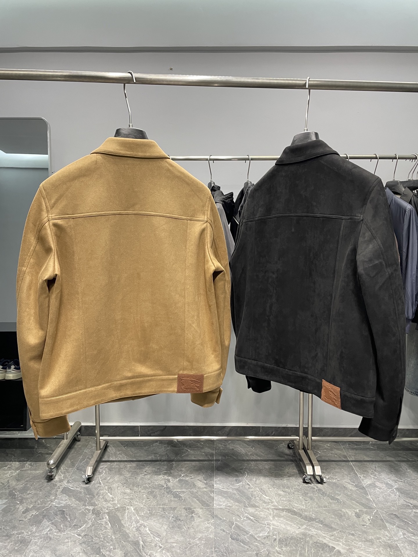 ～BUR2025FW新款男士麂皮质感翻领夹克外套！整体设计属于经典的牛仔夹克款式，版型挺括 ，具有休闲时