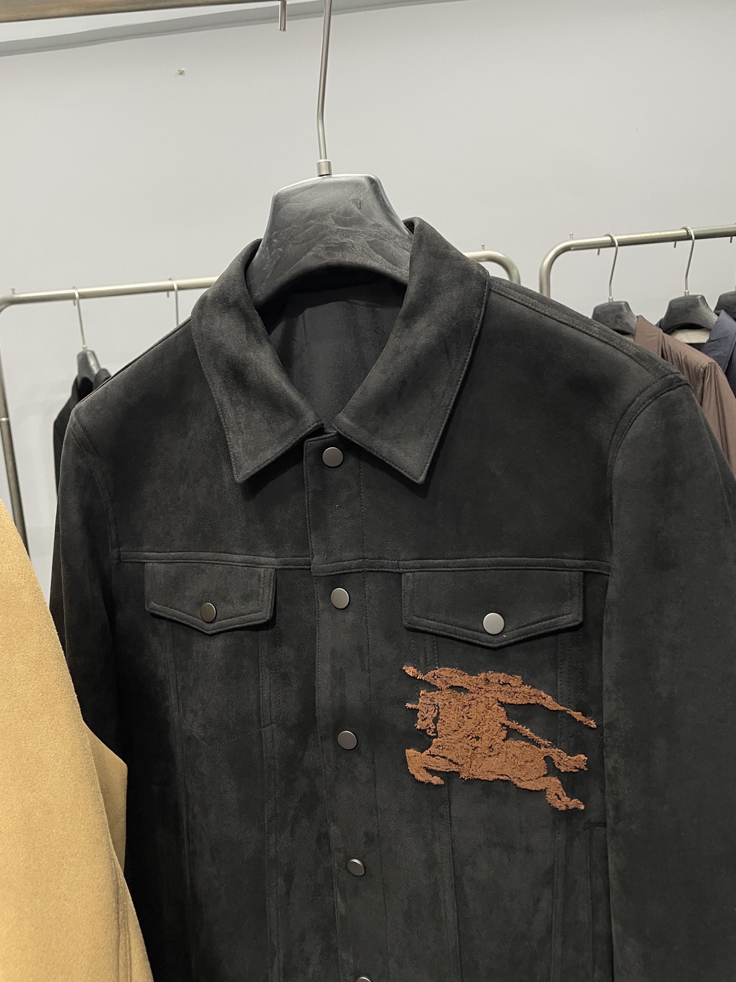 ～BUR2025FW新款男士麂皮质感翻领夹克外套！整体设计属于经典的牛仔夹克款式，版型挺括 ，具有休闲时