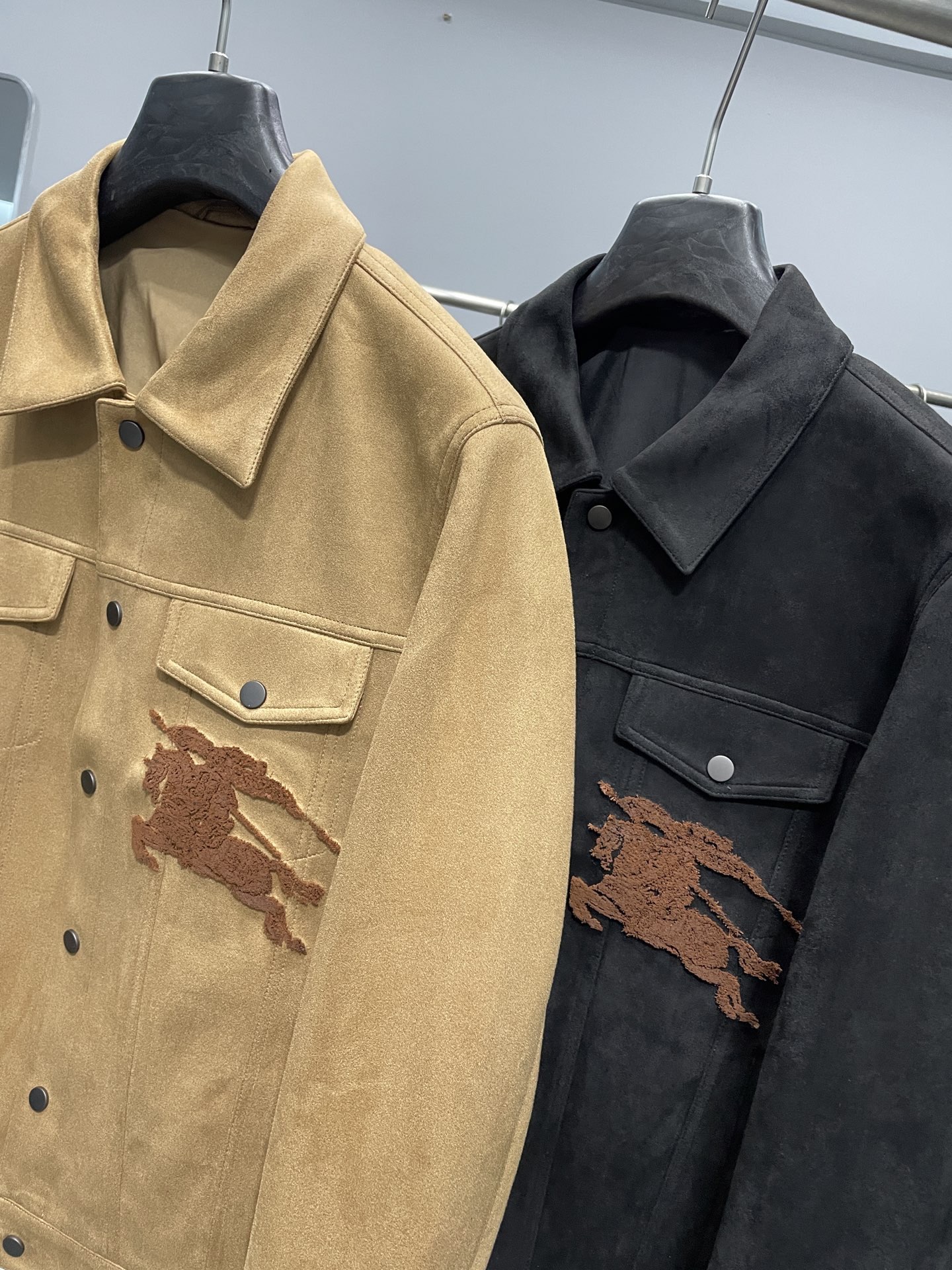 ～BUR2025FW新款男士麂皮质感翻领夹克外套！整体设计属于经典的牛仔夹克款式，版型挺括 ，具有休闲时