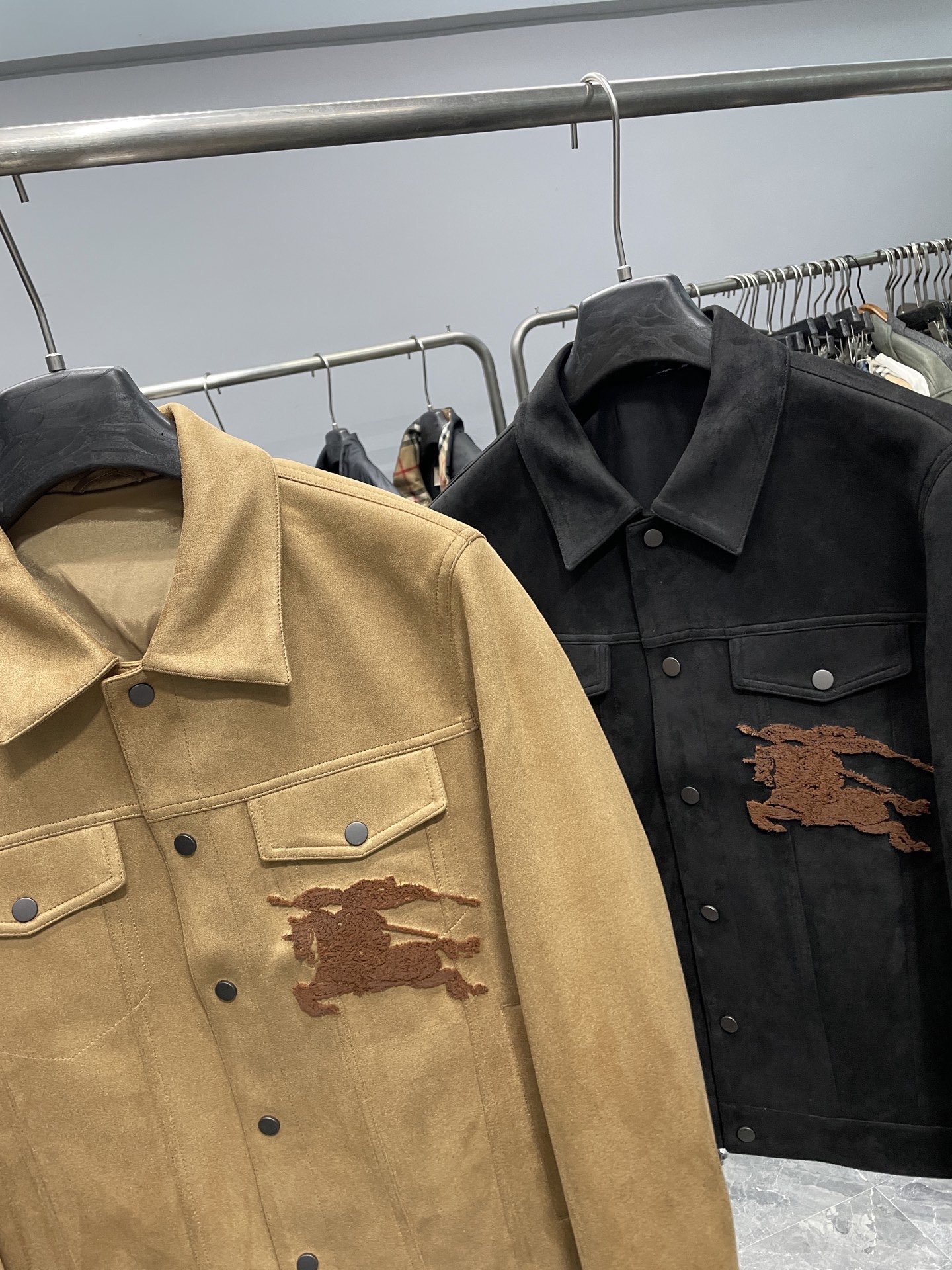 ～BUR2025FW新款男士麂皮质感翻领夹克外套！整体设计属于经典的牛仔夹克款式，版型挺括 ，具有休闲时