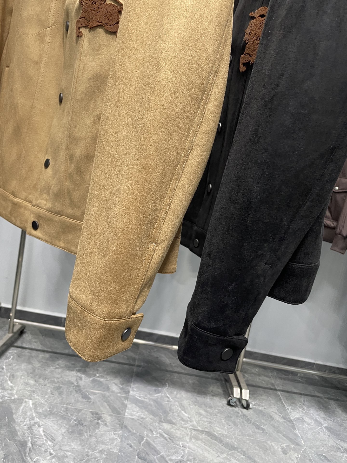 ～BUR2025FW新款男士麂皮质感翻领夹克外套！整体设计属于经典的牛仔夹克款式，版型挺括 ，具有休闲时