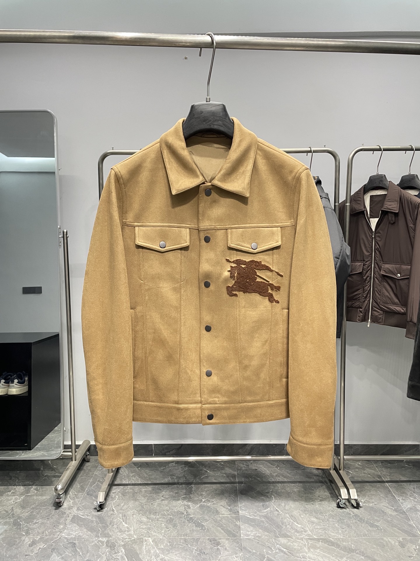 ～BUR2025FW新款男士麂皮质感翻领夹克外套！整体设计属于经典的牛仔夹克款式，版型挺括 ，具有休闲时