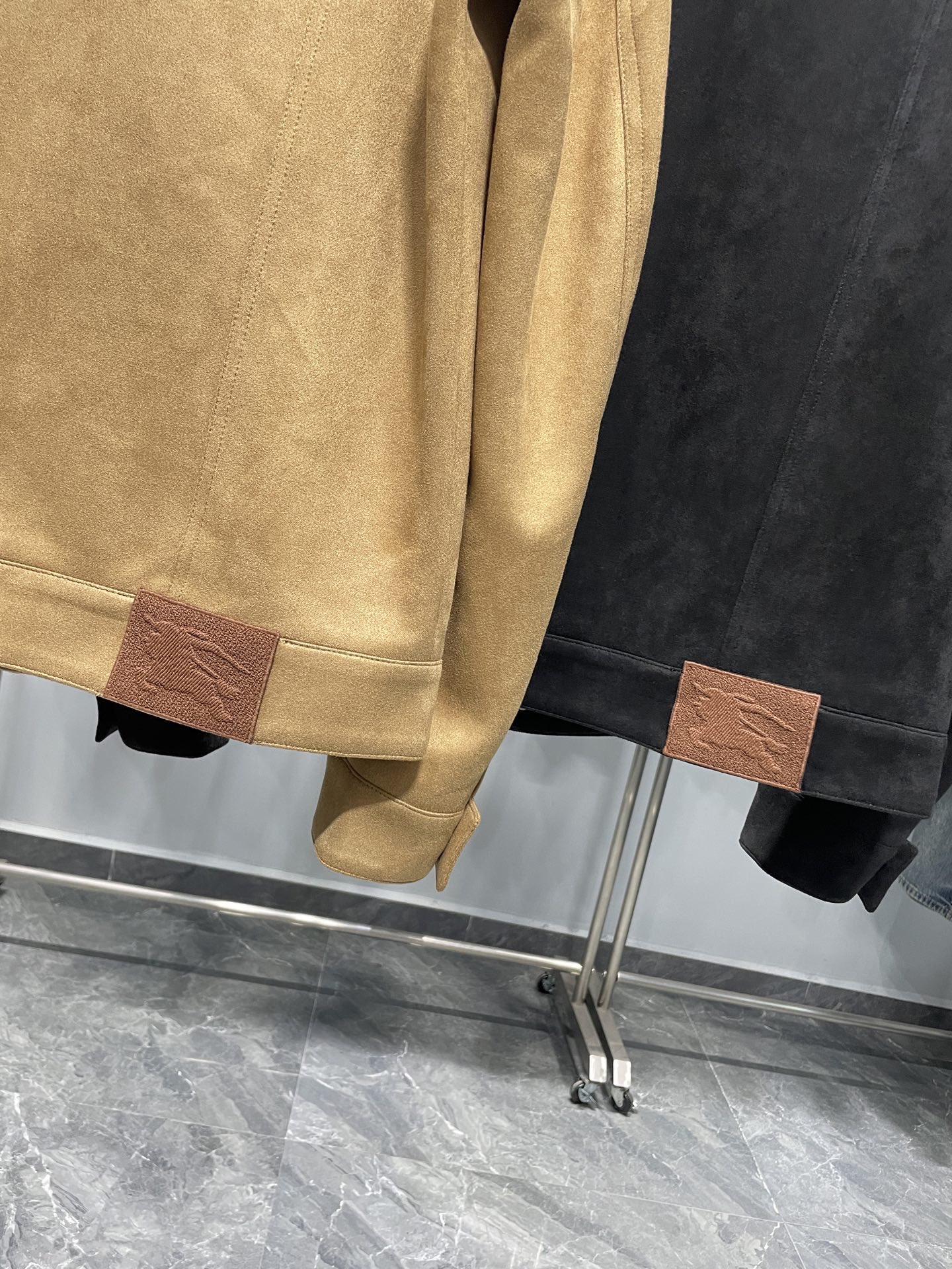 ～BUR2025FW新款男士麂皮质感翻领夹克外套！整体设计属于经典的牛仔夹克款式，版型挺括 ，具有休闲时