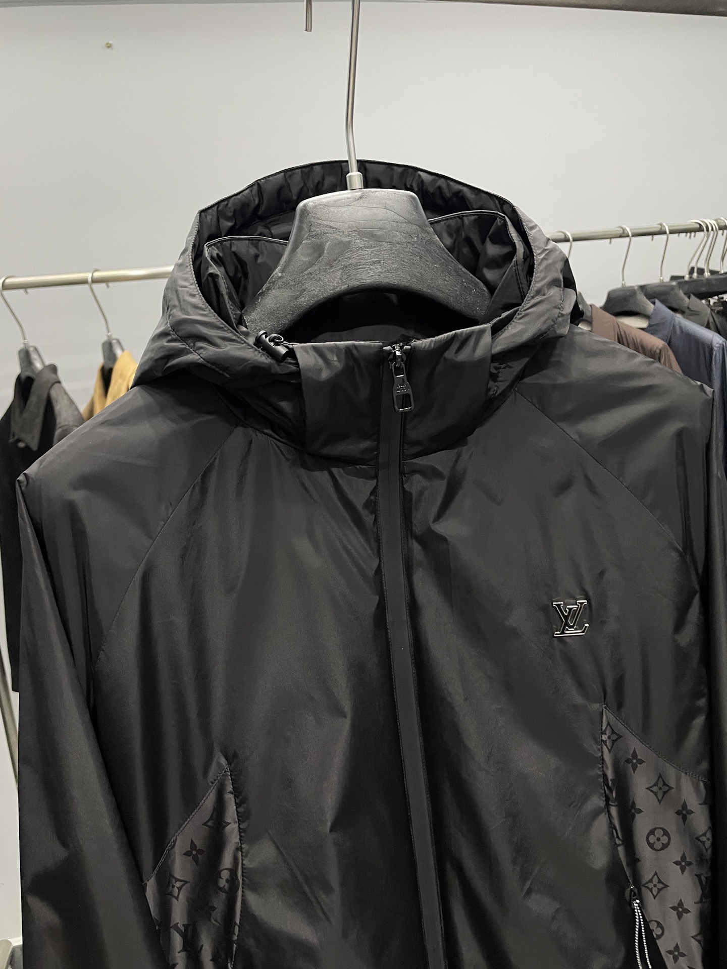 1V25FW秋季新款字母暗纹提花拼接连帽夹克外套！连帽夹克款式，设计经典且百搭，适合多种场合穿着。整体采