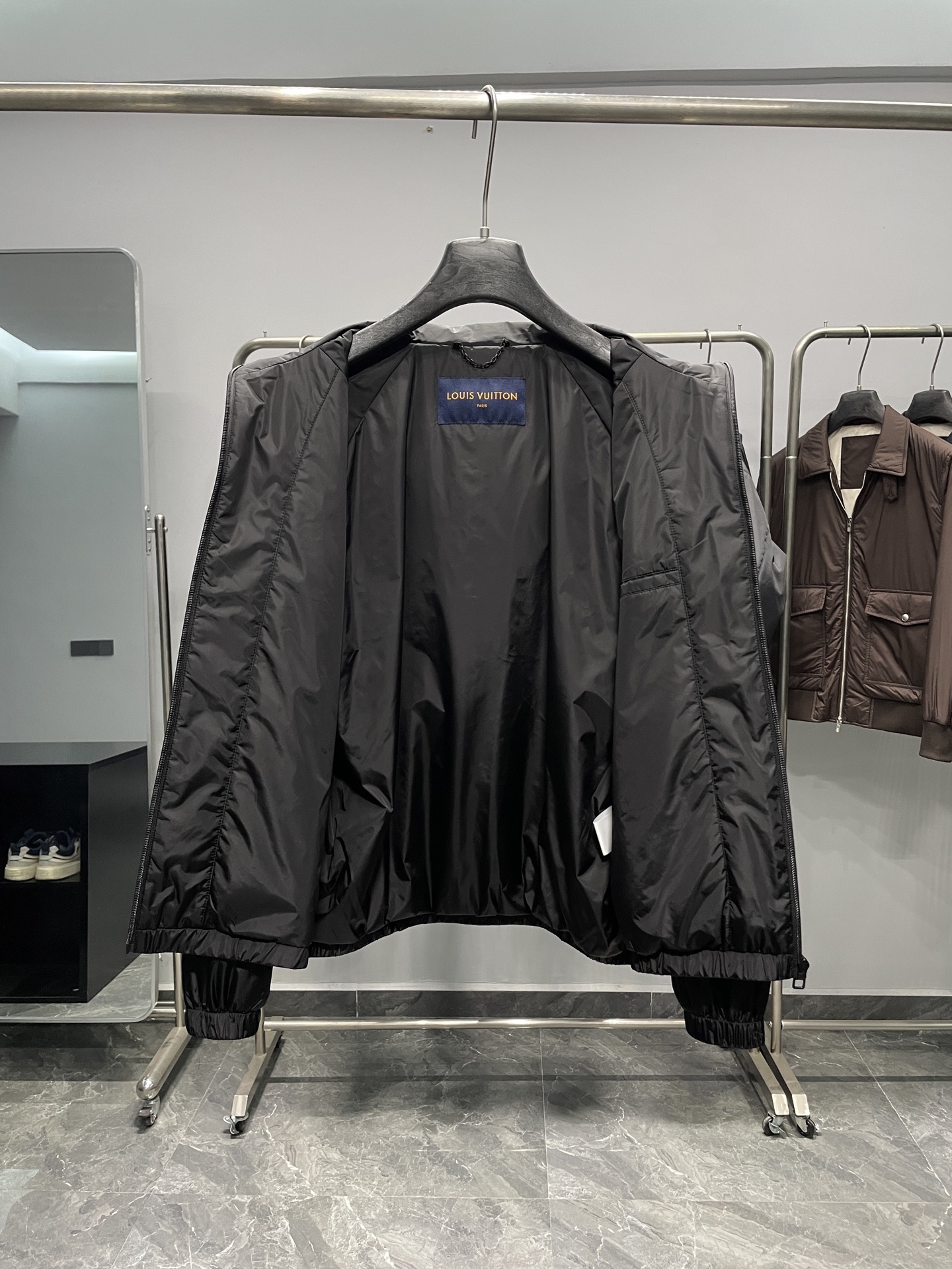 1V25FW秋季新款字母暗纹提花拼接连帽夹克外套！连帽夹克款式，设计经典且百搭，适合多种场合穿着。整体采