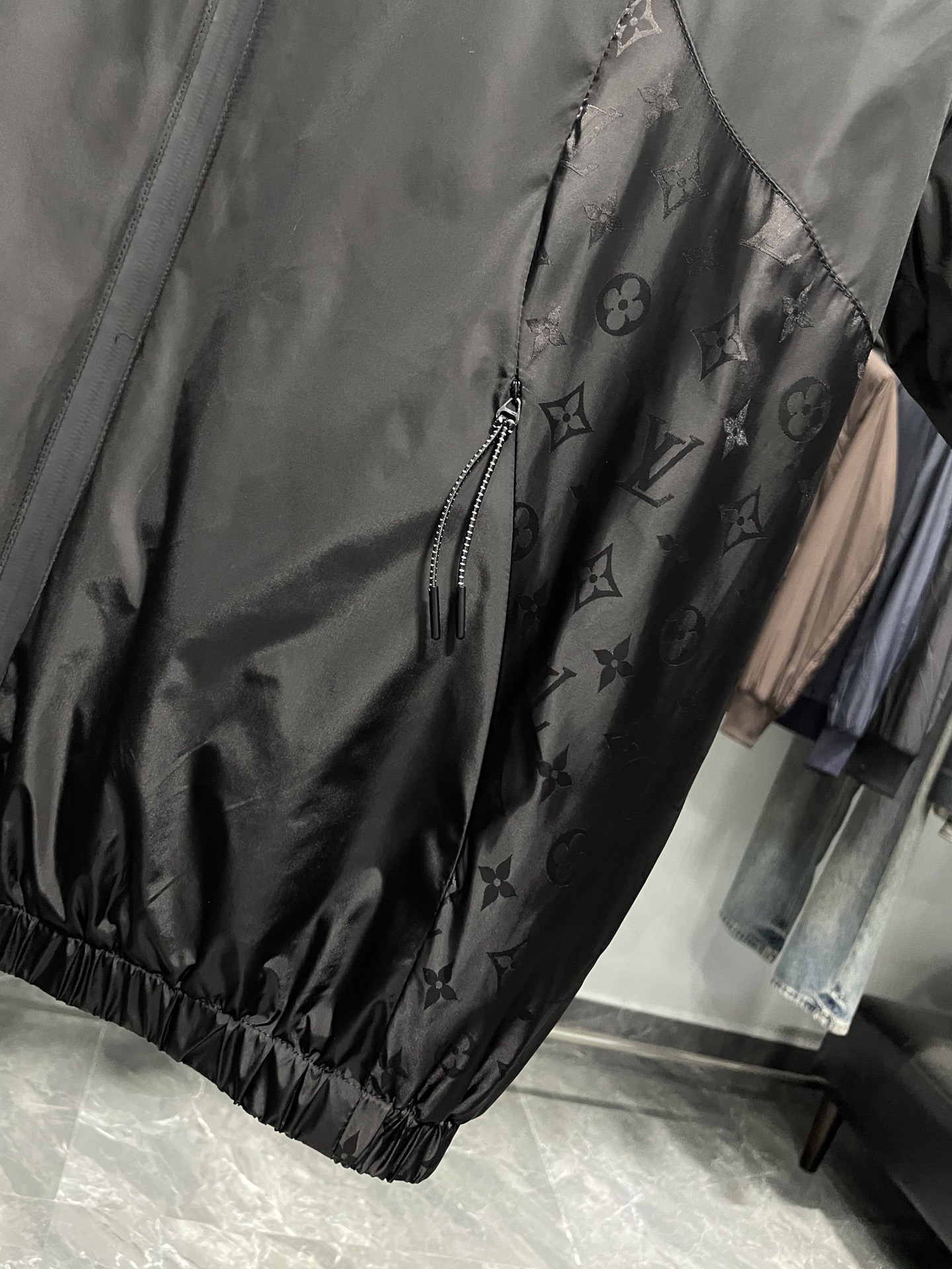 1V25FW秋季新款字母暗纹提花拼接连帽夹克外套！连帽夹克款式，设计经典且百搭，适合多种场合穿着。整体采