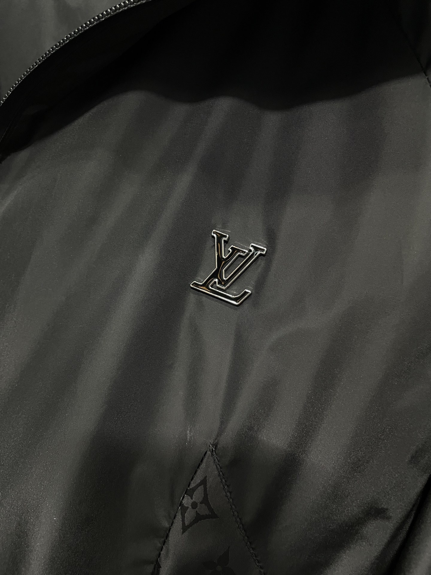 1V25FW秋季新款字母暗纹提花拼接连帽夹克外套！连帽夹克款式，设计经典且百搭，适合多种场合穿着。整体采