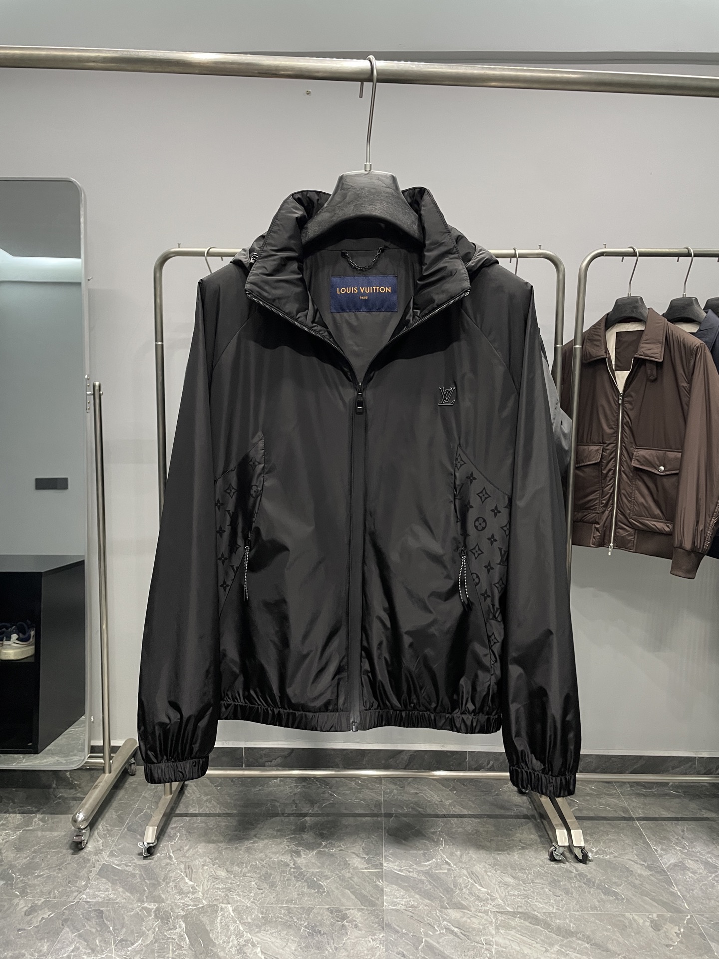 1V25FW秋季新款字母暗纹提花拼接连帽夹克外套！连帽夹克款式，设计经典且百搭，适合多种场合穿着。整体采