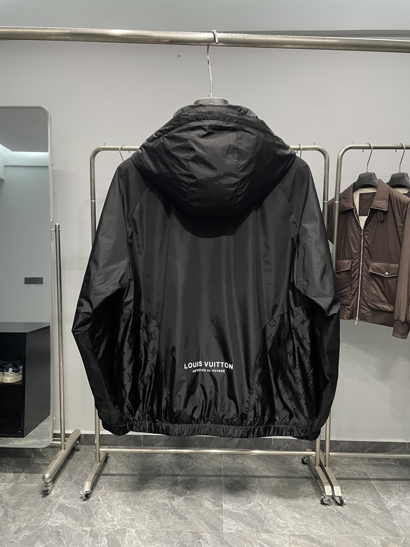 1V25FW秋季新款字母暗纹提花拼接连帽夹克外套！连帽夹克款式，设计经典且百搭，适合多种场合穿着。整体采