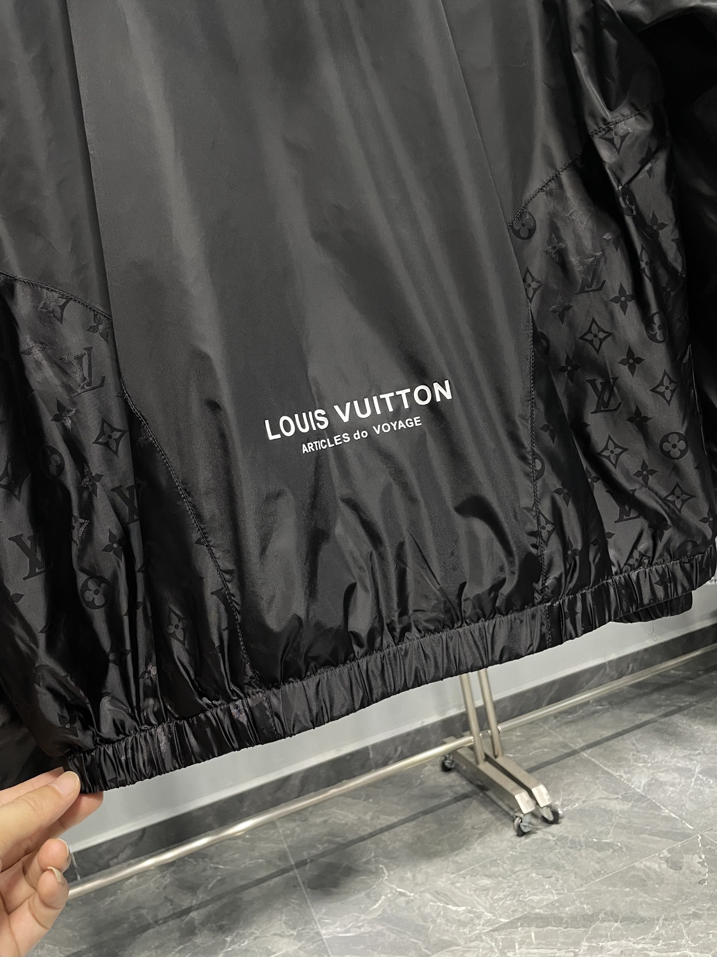 1V25FW秋季新款字母暗纹提花拼接连帽夹克外套！连帽夹克款式，设计经典且百搭，适合多种场合穿着。整体采