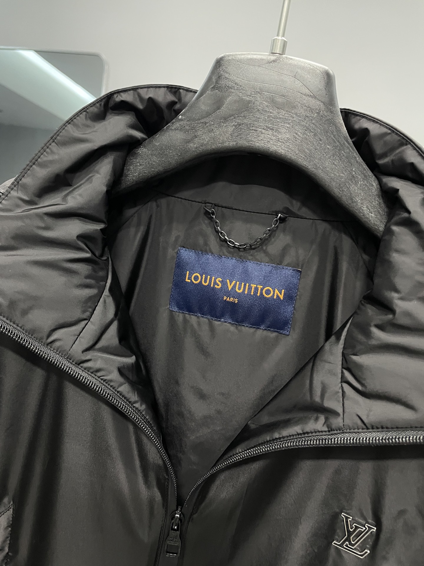 1V25FW秋季新款字母暗纹提花拼接连帽夹克外套！连帽夹克款式，设计经典且百搭，适合多种场合穿着。整体采