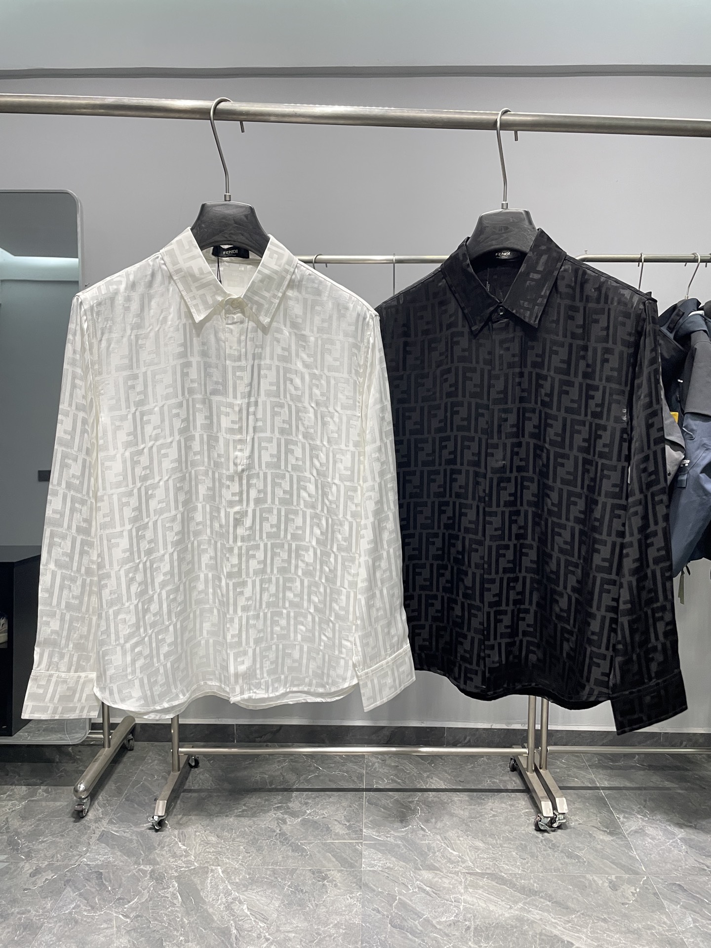 NO:525509,FD25FW early autumn new silk lightweight cotton solid color lapel shirt, the same classic FF jacquard logo as fashionable loose casual long-sleeved shirt!  Trading companies have sparse channels and are on sale on the leading official website!  On the fashionable stage, there are always some items that stand out with their unique charm, and FD jacquard shirts are one of them!  The shirt is made of customized silk cotton fabric, which is like a precious gift given by nature!  When you touch your fingertips gently, you can feel its texture is light and elegant, as if a breeze blows by, and it can dance with it!  It not only has a silk-like smooth touch, but also has the breathable properties of all cotton, making it extremely skin-friendly!  Then focus your attention on the overall design of the shirt, and the whole body is decorated with the iconic FF jacquard pattern, like a lively note, jumping and intertwining on the fabric, forming a unique and gorgeous picture!  They complement the luster of the fabric. Under the light, they shine with charming light, exuding a luxurious but elegant atmosphere!  The details further highlight the high quality of this shirt. The customized brand engraved mother-shell buttons are like bright pearls embedded on the shirt!  The loose style design breaks the restrained and stereotyped impression of traditional shirts, giving people a casual and comfortable feeling!  Wearing it seems that you can get rid of all the constraints and freely shuttle through the streets and alleys of the city!  Color white, black Size S-XL Size reference S S shoulder width 46cm bust 114cm long 72cm sleeve length 61cm M shoulder width 47cm bust 118cm long 74cm sleeve length 62cm L shoulder width 48cm bust 122cm long 76cm sleeve length 63cm XL shoulder width 49cm bust 126cm long 78cm sleeve length 64cm recommended size (loose version) Height 174-140 catties, try S S!  A boy can choose S code within 140 catties, a M code for 140-155 catties, a L code for 155-170 catties, and a XL code for 170-188 catties!  All girls can choose S code!  ,shirts,alexander wang19860909FD25FW早秋新款丝质轻薄全棉纯色翻领衬衣,男女同款经典FF提花标识时尚宽松休闲长袖衬衫！贸易公司渠道稀出,领先官网发售！在时尚的舞台上,总有一些单品能凭借其独特的魅力脱颖而出,FD提花衬衫便是其中之一！ 该衬衫采用客供定制丝质全棉面料,这种面料宛如大自然赐予的珍贵礼物！当指尖轻轻触碰,能感受到它质地轻盈飘逸,仿佛一阵微风拂过,便能随之舞动！它不仅有着丝绸般的光滑触感,还兼具了全棉的透气特性,亲肤感极佳！再把视线聚焦到衬衫的整体设计上,通体装饰着标志性的FF提花图案,犹如灵动的音符,在面料上跳跃、交织,形成了一幅独特而华丽的画卷！它们与面料自带的光泽感相得益彰,在光线的照耀下,闪烁着迷人的光芒,散发出一种奢华而不失优雅的气息！细节之处更是彰显了这件衬衫的高品质,定制的品牌刻印母贝扣,宛如一颗颗璀璨的珍珠,镶嵌在衬衫之上！而宽松的版型设计,它打破了传统衬衫那种拘谨、刻板的印象,给人一种随性、自在的感觉！穿上它仿佛可以摆脱一切束缚,自由自在地穿梭在城市的大街小巷！ 颜色白色、黑色 尺码S-XL 尺寸参考 S码肩宽46cm胸围114cm衣长72cm袖长61cm M码肩宽47cm胸围118cm衣长74cm袖长62cm L码肩宽48cm胸围122cm衣长76cm袖长63cm XL码肩宽49cm胸围126cm衣长78cm袖长64cm 尺码推荐（宽松版型） 身高174-140斤,试穿S码合适！ 男生体重140斤以内选择S码,140-155斤选择M码,155-170斤选择L码,170-188斤选择XL码！ 女生全部选择S码即可！,,shirts,alexander wang,Men's clothing