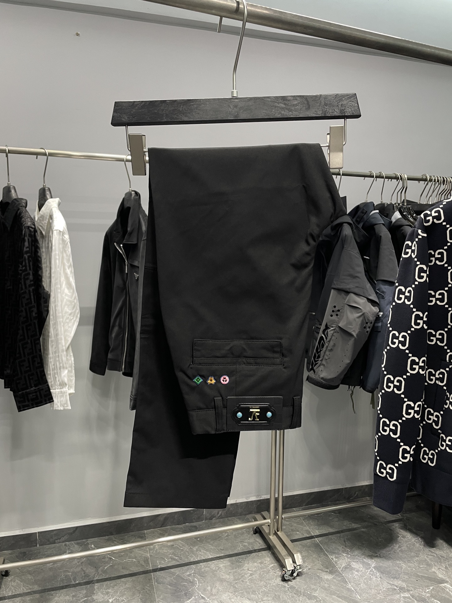 NO:525497,1V25FW early autumn new black technology fiber casual pants, men's three-flower embroidery logo business casual versatile casual trousers!  Trading companies have sparse channels and are on sale on the leading official website!  When you wear it, you feel like you have a unique temperament instantly. It is not just a piece of clothing, but also a symbol of fashion attitude and a pursuit of quality life!  This trouser is made of customized technology fiber blended fabrics, with clear surface texture, extremely comfortable when fitting on the skin, without any sense of restraint. It also has good breathability, and will not feel stuffy even in hot summer days, and will always keep your skin refreshed and comfortable!  The classic three-flower logo embroidery on the back is particularly eye-catching. It is presented with exquisite embroidery craftsmanship. The stitches are fine and even, the lines are smooth and natural, and lifelike, as if swaying gently in the breeze!  The embroidery color is bright and elegant, forming a sharp contrast with the black background color, but it blends perfectly, adding a unique artistic atmosphere to this trouser!  The leather label nameplate inlaid with gems at the waist is made of top-grade leather material, with a soft and shiny texture!  The gems inlaid on it are like the stars twinkling in the night sky, dazzling. The colors of the gems have been carefully selected and complement the style of the entire trousers, further demonstrating the luxurious aura!  The straight slim fit design has simple and smooth lines, extending from the waist to the trouser legs, giving people a neat and capable feeling!  The slim tailoring fits the body's curves just right, and it will not be too tight, but can also show the wearer's slender legs and upright posture!  Color black Size M-3XL Size reference M size waist 74cm-Hip circumference 96cm-front 27cm-thigh circumference 60cm-trouser length 100cm-trouser legs 35cm L size waist 78cm-thigh circumference 100cm-front 28cm-thigh circumference 62cm-trouser length 101cm-trouser legs 36cm XL size waist 82cm-thigh circumference 104cm-front 28cm-thigh circumference 64cm-trouser length 102cm-trouser legs 67cm XXL size waist 86cm-thigh circumference 108cm-front 29cm-thigh circumference 66cm-trouser length 103cm-trouser legs 68cm  3XL size waist circumference 90cm - hip circumference 112cm - front gear 29cm - thigh circumference 68cm - trouser length 104cm - trouser legs 69cm recommended size (standard version) Height 174-catties, try on size L appropriately!  Boys choose M code within kilograms, -142 kilograms to choose L code, 142-154 kilograms to choose XL code, 154-168 kilograms to choose XXL code, 168-183 kilograms to choose 3XL code!  ,alexander wang198609091V25FW早秋新款黑色科技纤维休闲裤,男士三花刺绣标识商务休闲百搭休闲长裤！贸易公司渠道稀出,领先官网发售！穿上它仿佛瞬间就拥有了一种与众不同的气质,它不仅仅是一件衣物,更是一种时尚态度的象征,一种对品质生活的追求！ 该裤装采用客供定制科技纤维混纺面料,表面纹理清晰可见,贴肤时极其舒适,不会有丝毫的束缚感,它还具有良好的透气性,即使在炎热的夏日,穿着它也不会感到闷热,始终能让你的肌肤保持清爽自在！后幅经典三花标识刺绣格外引人注目,它以精湛的刺绣工艺呈现出来,针脚细密均匀,线条流畅自然,栩栩如生,仿佛在微风中轻轻摇曳！刺绣的颜色鲜艳而又不失典雅,与黑色的底色形成了鲜明的对比,却又完美地融合在一起,为这条西裤增添了一份独特的艺术气息！ 而腰部位置宝石镶嵌的皮标铭牌,采用了顶级的皮革材质,质感柔软且富有光泽！上面镶嵌的宝石,犹如夜空中闪烁的繁星,璀璨夺目,宝石的颜色经过精心挑选,与整个西裤的风格相得益彰,进一步彰显了奢华的气场！直筒修身版型设计,直筒的线条简洁流畅,从腰部一直延伸到裤脚,给人一种利落、干练的感觉！而修身的剪裁则恰到好处地贴合了身体的曲线,既不会过于紧绷,又能展现出穿着者修长的双腿和挺拔的身姿！ 颜色黑色 尺码M-3XL 尺寸参考 M码腰围74cm-臀围96cm-前档27cm-大腿围60cm-裤长100cm-裤脚35cm  L码腰围78cm-臀围100cm-前档28cm-大腿围62cm-裤长101cm-裤脚36cm  XL码腰围82cm-臀围104cm-前档28cm-大腿围64cm-裤长102cm-裤脚67cm  XXL码腰围86cm-臀围108cm-前档29cm-大腿围66cm-裤长103cm-裤脚68cm 3XL码腰围90cm-臀围112cm-前档29cm-大腿围68cm-裤长104cm-裤脚69cm 尺码推荐（标准版型） 身高174-斤,试穿L码合适！ 男生体重斤以内选择M码,-142斤选择L码,142-154斤选择XL码,154-168斤选择XXL码,168-183斤选择3XL码！,,alexander wang,Men's clothing