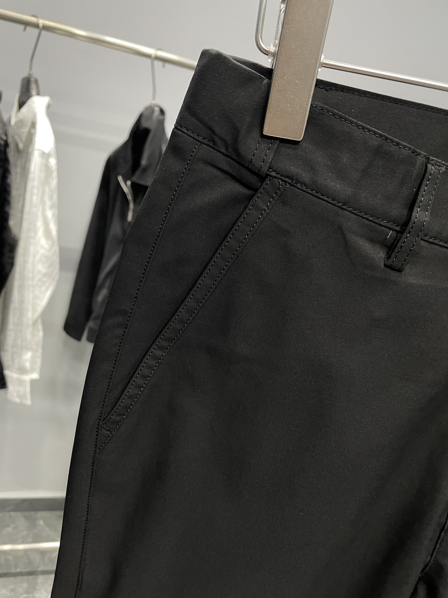 。 1V25FW早秋新款黑色科技纤维休闲裤，男士三花刺绣标识商务休闲百搭休闲长裤！贸易公司渠道稀出，领先