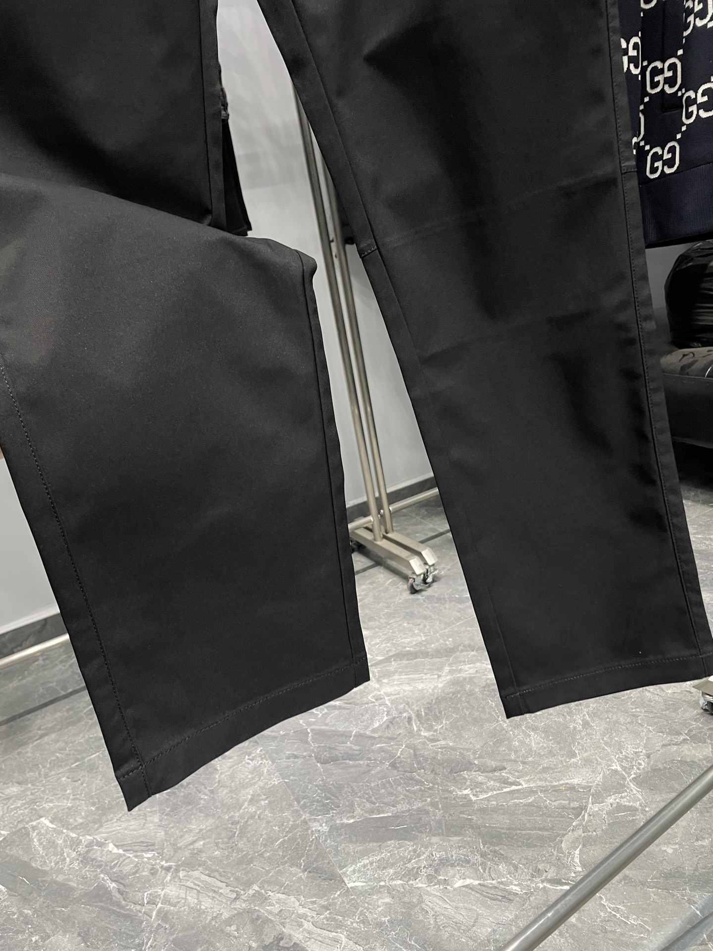 。 1V25FW早秋新款黑色科技纤维休闲裤，男士三花刺绣标识商务休闲百搭休闲长裤！贸易公司渠道稀出，领先