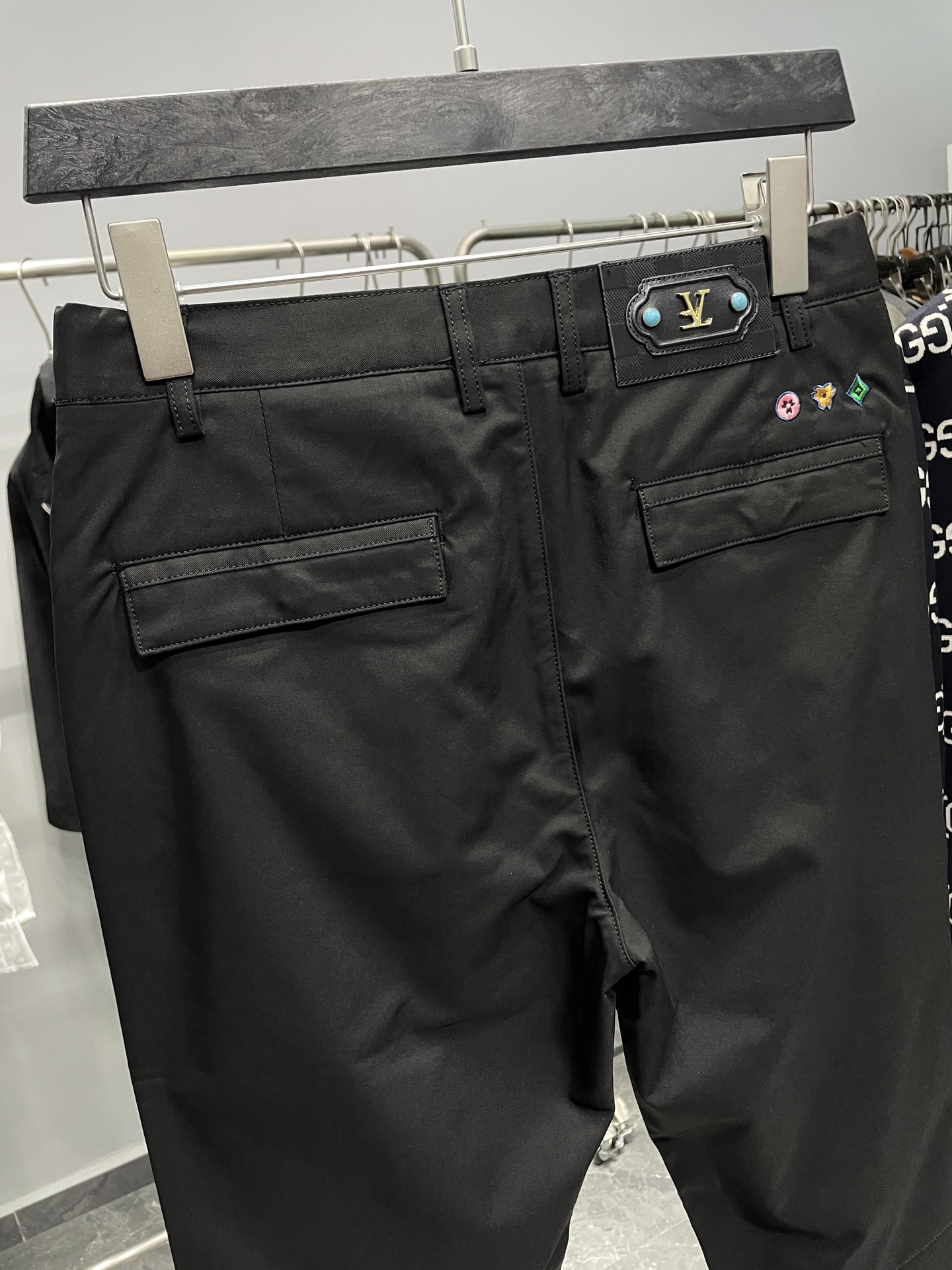 。 1V25FW早秋新款黑色科技纤维休闲裤，男士三花刺绣标识商务休闲百搭休闲长裤！贸易公司渠道稀出，领先