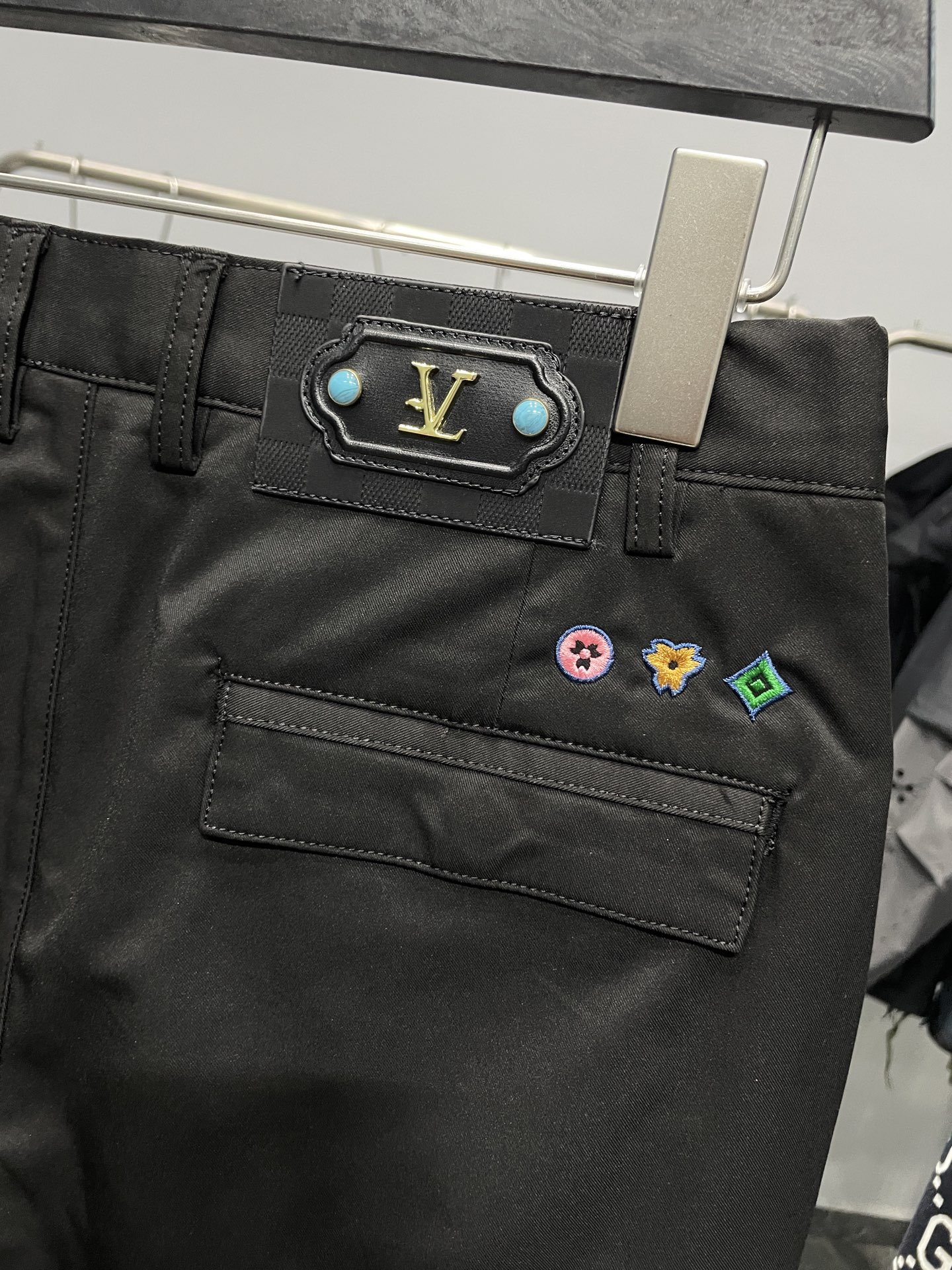 。 1V25FW早秋新款黑色科技纤维休闲裤，男士三花刺绣标识商务休闲百搭休闲长裤！贸易公司渠道稀出，领先