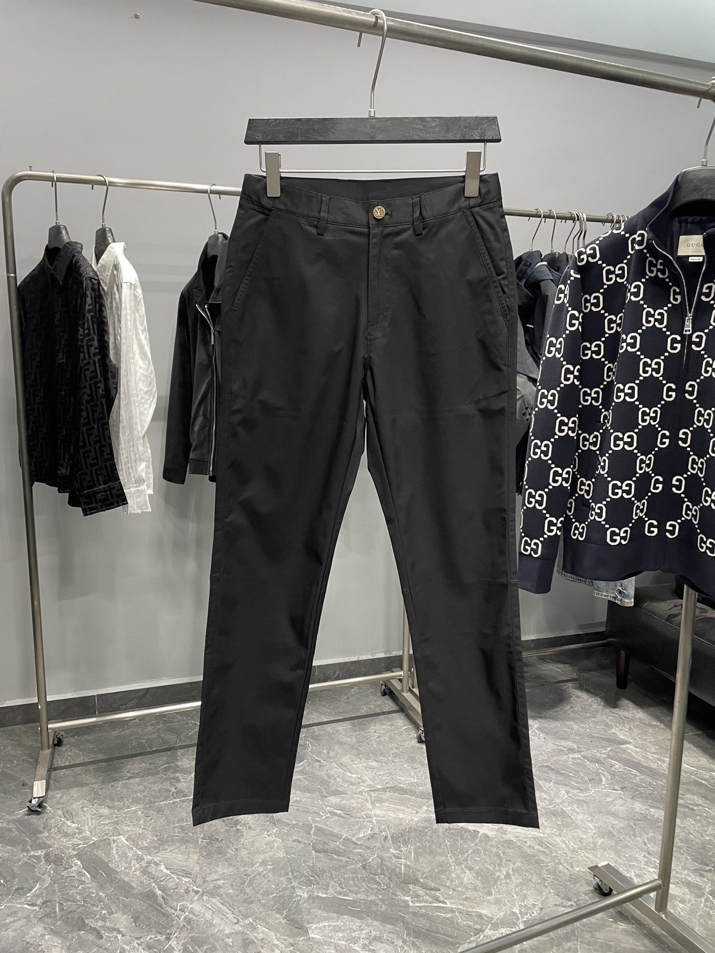 。 1V25FW早秋新款黑色科技纤维休闲裤，男士三花刺绣标识商务休闲百搭休闲长裤！贸易公司渠道稀出，领先