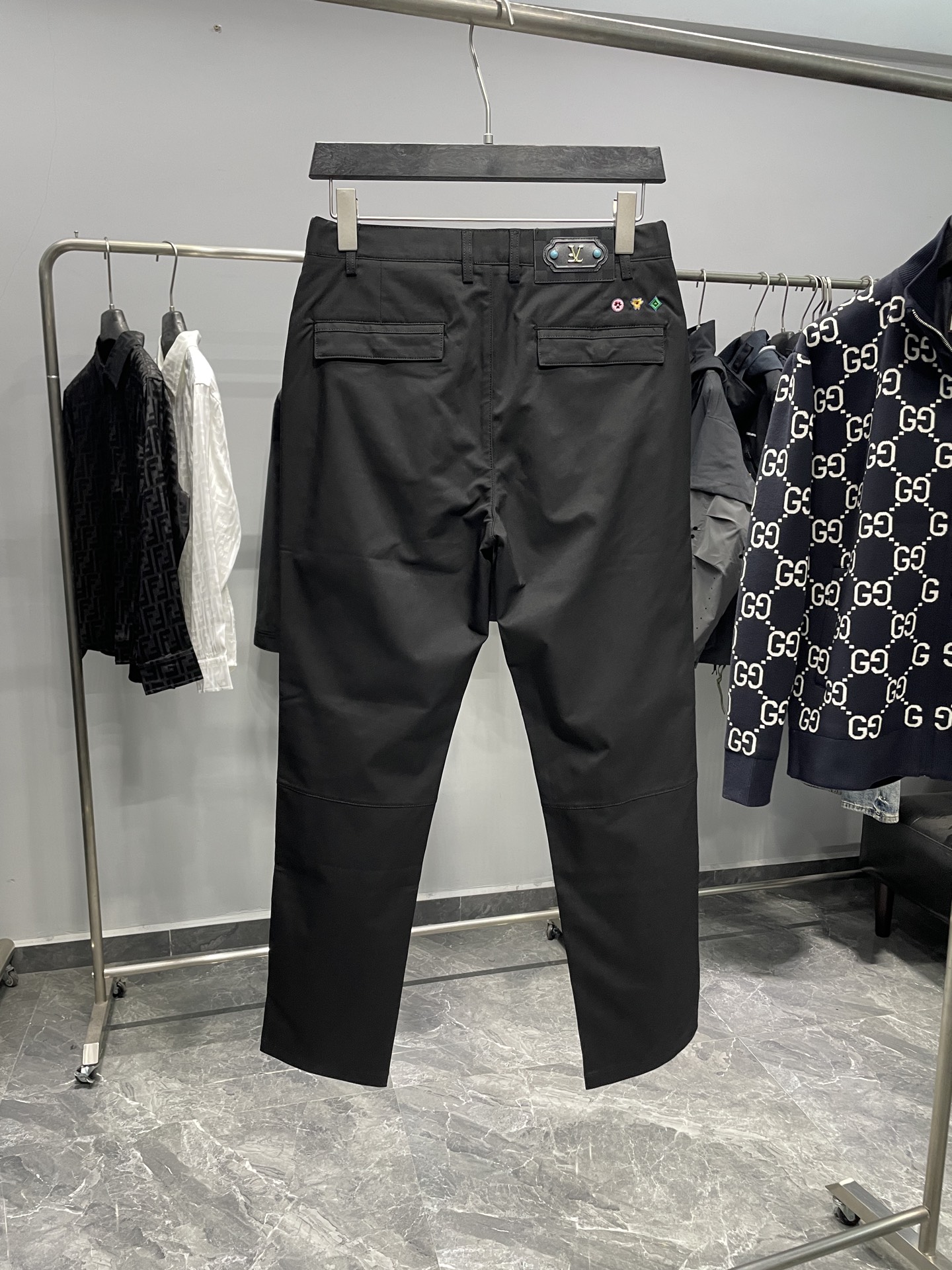 。 1V25FW早秋新款黑色科技纤维休闲裤，男士三花刺绣标识商务休闲百搭休闲长裤！贸易公司渠道稀出，领先