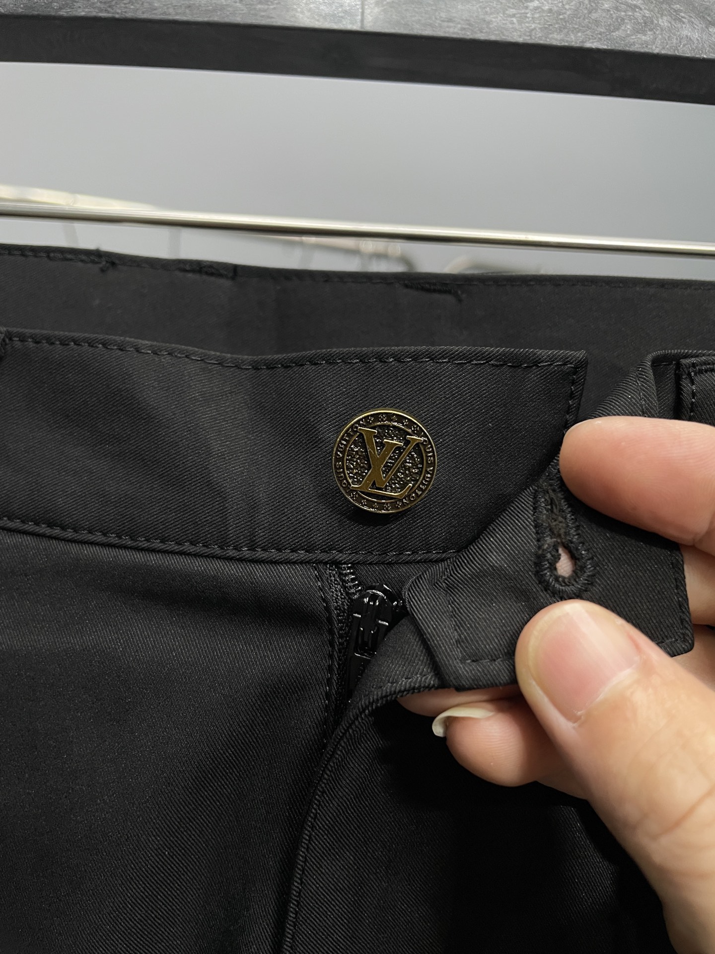 。 1V25FW早秋新款黑色科技纤维休闲裤，男士三花刺绣标识商务休闲百搭休闲长裤！贸易公司渠道稀出，领先