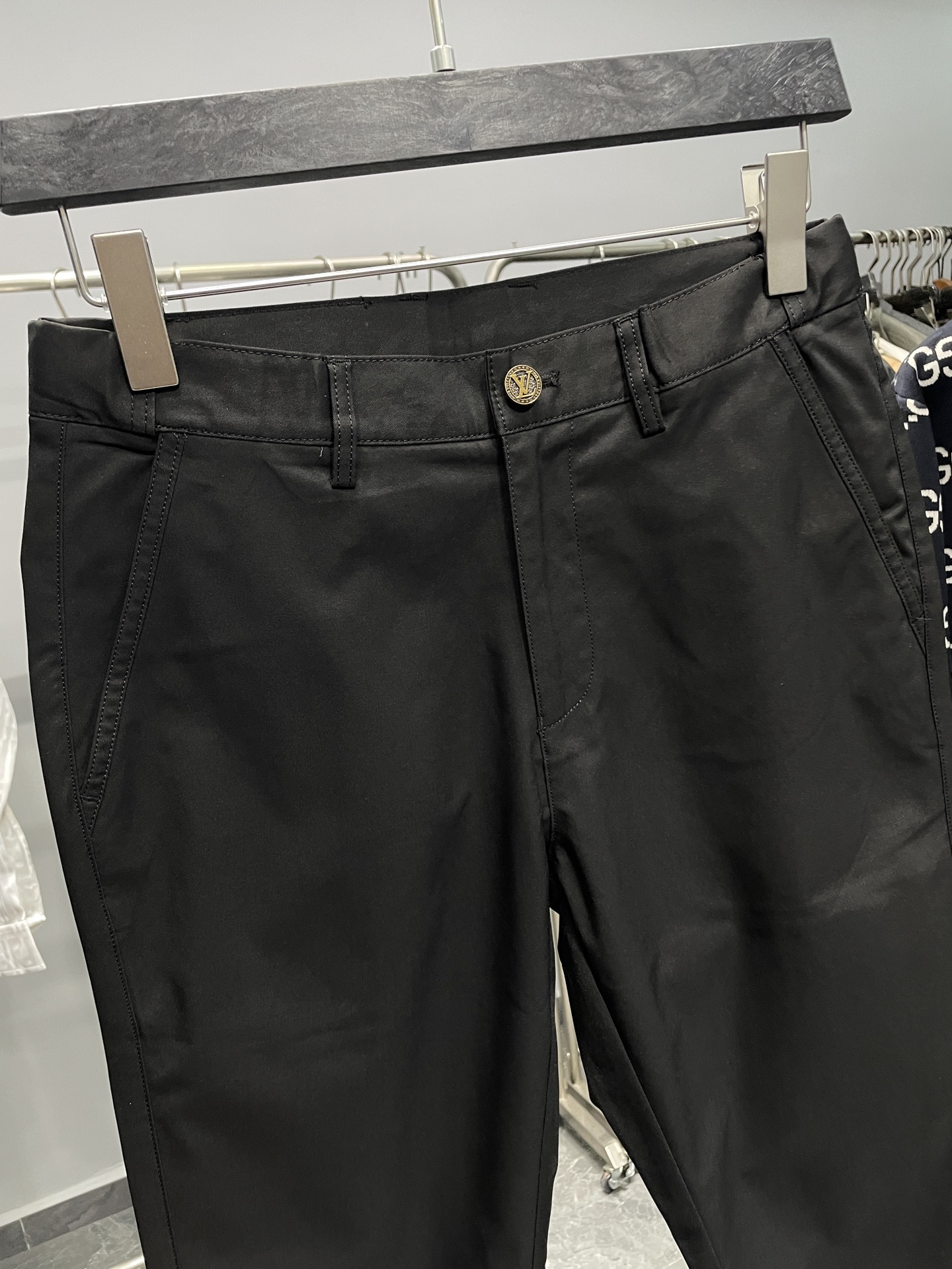 。 1V25FW早秋新款黑色科技纤维休闲裤，男士三花刺绣标识商务休闲百搭休闲长裤！贸易公司渠道稀出，领先