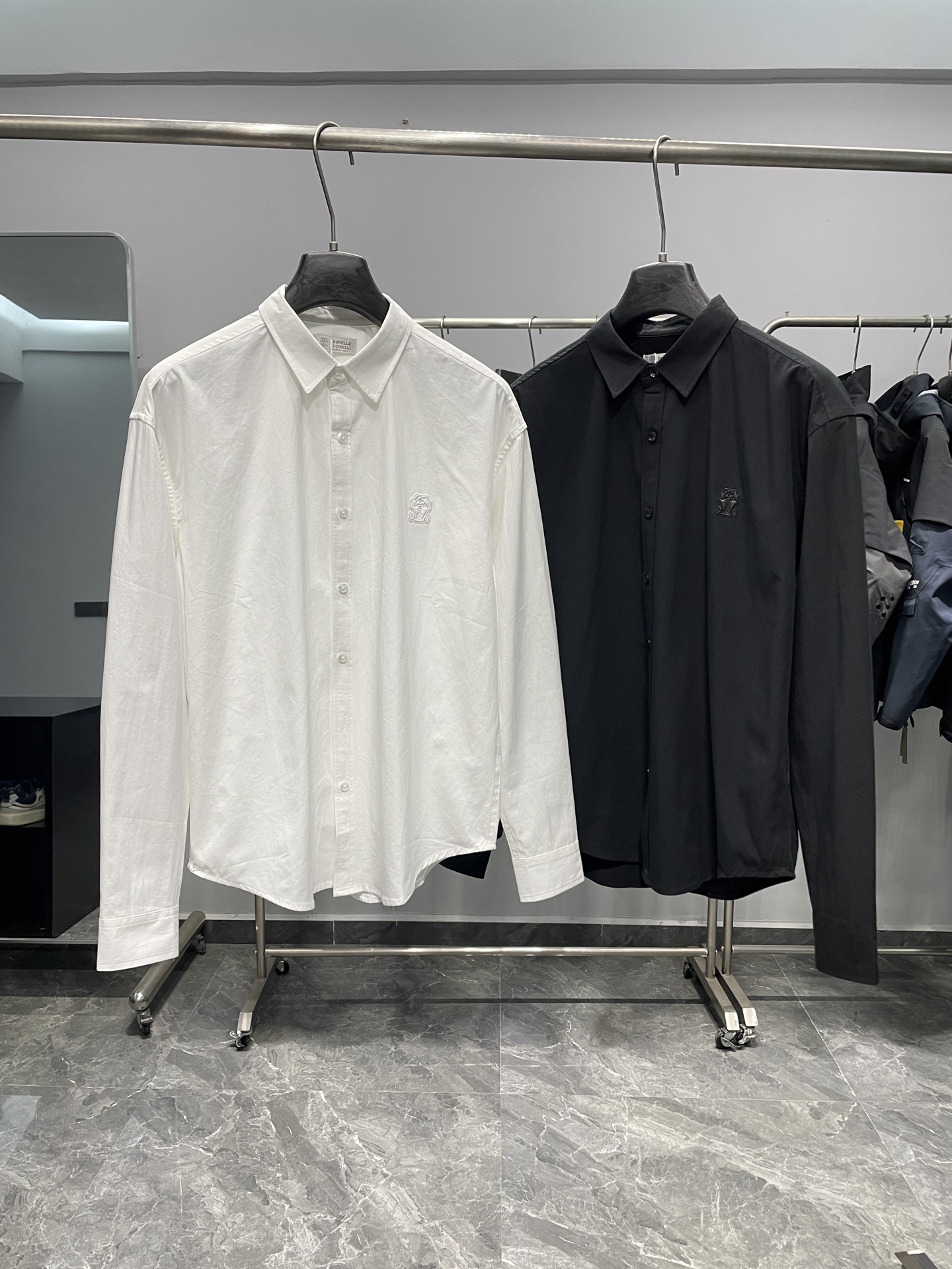 NO:525500,BC25FW autumn and winter new Gaoke heavy twill cotton solid color lapel shirt, classic rubber badge for men, fashionable loose casual long-sleeved shirt!  Trading companies have sparse channels and are on sale on the leading official website!  A stylish piece that combines high-quality fabrics, simple design, exquisite details and comfortable fit!  It is not just a piece of clothing, but also a symbol of a life attitude, allowing you to show luxury in simplicity and confidence in comfort!  This shirt is made of imported high-quality twill cotton, and the porcelain feels like it is telling its extraordinary quality!  Not only does it feel excellent in touch, but it also has an excellent clarity. After wearing it, the shirt will not stick to the body softly, but can naturally present a stylish outline. Each line is smooth and neat, showing the wearer's ability and confidence!  From the overall design, it follows the simple black and white solid color style. In this complex and colorful fashion world, simplicity is often the most capable of withstanding the test of time!  The classic combination of black and white is like an eternal music, and can play fashionable melody no matter where you are!  It is not ostentatious, but it has a sense of high-end, as if it declares its unique position in a low-key manner!  The rubber badges in the same color on the chest of the shirt are the finishing touch of the entire design!  It seems simple but contains endless charm. It echoes the overall color of the shirt, and it will not appear abrupt, but can also cleverly attract people's attention!  The brand engraved mother-sized buttons are opened and closed on the placket, with a unique luster and texture. When the light is sprinkled on the mother-sized buttons, it will reflect a clear and charming light, just like the twinkling stars in the night sky, adding a bit of luxury and exquisiteness to this shirt!  The loose fit is designed just right, neither too tight and makes people feel restrained, nor too loose and appear sloppy. It can well modify the figure and can easily control it no matter what body type you are!  Color black, white Size S-XL Size reference S S shoulder width 55 bust 116 long 74 sleeves 62cm M shoulder width 56 bust 120 long 76 sleeves 63cm L shoulder width 57 bust 124 long 78 sleeves 64cm XL shoulder width 59 bust 128 long 80 sleeves 65cm Size recommended size (loose version) Height 174-catties, try S S appropriately!  A boy can choose S code within 143 catties, a M code for 143-158 catties, a L code for 158-173 catties, and a XL code for 173-188 catties!  ,shirts,alexander wang19860909BC25FW秋冬新款高克重斜纹棉布纯色翻领衬衣,男士经典橡胶徽章时尚宽松休闲长袖衬衫！贸易公司渠道稀出,领先官网发售！一件融合了高品质面料、简约设计、精致细节和舒适版型的时尚单品！它不仅仅是一件衣服,更是一种生活态度的象征,让你在简约中彰显奢华,在舒适中展现自信！ 这款衬衫采用客供进口高克重斜纹棉布,瓷实的手感仿佛在诉说着它不凡的品质！不仅触感极佳,而且具有极佳的挺括度,穿上身后,衬衫不会软塌塌地贴在身上,而是能自然地呈现出有型的轮廓,每一处线条都流畅而利落,尽显穿着者的干练与自信！从整体设计来看,它遵循了简约黑白纯色的风格,在这个纷繁复杂、色彩斑斓的时尚世界里,简约往往是最能经受住时间考验的！黑白两色的经典搭配,就像是一首永恒的乐章,无论何时何地,都能奏响时尚的旋律！它不张扬,却自带一种高级感,仿佛在低调中宣告着自己的独特地位！ 衬衫胸前点缀的同色系橡胶徽章,则是整个设计的点睛之笔！看似简单却蕴含着无尽的魅力,它与衬衫整体的颜色相呼应,既不会显得突兀,又能巧妙地吸引人的目光！门襟处品牌刻印母贝扣开合,独特的光泽和质感,当光线洒在母贝扣上时,它会折射出剔透而迷人的光芒,就像夜空中闪烁的星星,为这件衬衫增添了一份奢华与精致！宽松版型设计得恰到好处,既不会过于紧绷让人感到束缚,也不会过于宽松而显得邋遢,它能够很好地修饰身材,无论你是哪种体型,都能轻松驾驭！ 颜色黑色,白色 尺码S-XL 尺寸参考 S码肩宽55胸围116衣长74袖长62cm  M码肩宽56胸围120衣长76袖长63cm  L码肩宽57胸围124衣长78袖长64cm  XL码肩宽59胸围128衣长80袖长65cm 尺码推荐（宽松版型） 身高174-斤,试穿S码合适！ 男生体重143斤以内选择S码,143-158斤选择M码,158-173斤选择L码,173-188斤选择XL码！,,shirts,alexander wang,Men's clothing