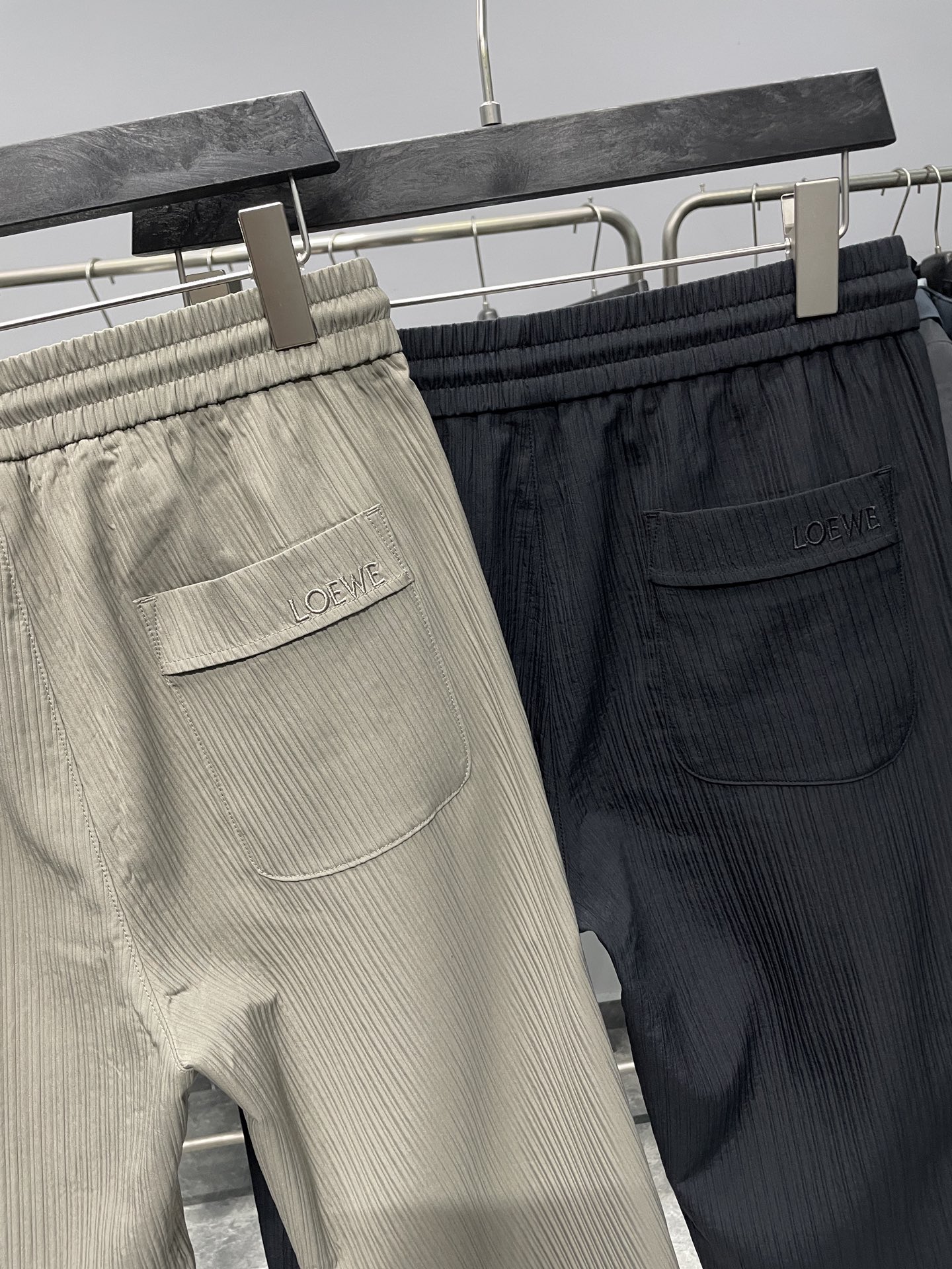 。 LOE25FW早秋新款立体竖条纹抽绳休闲裤，男士金属徽标吊坠时尚百搭直筒休闲长裤！贸易公司渠道稀出，