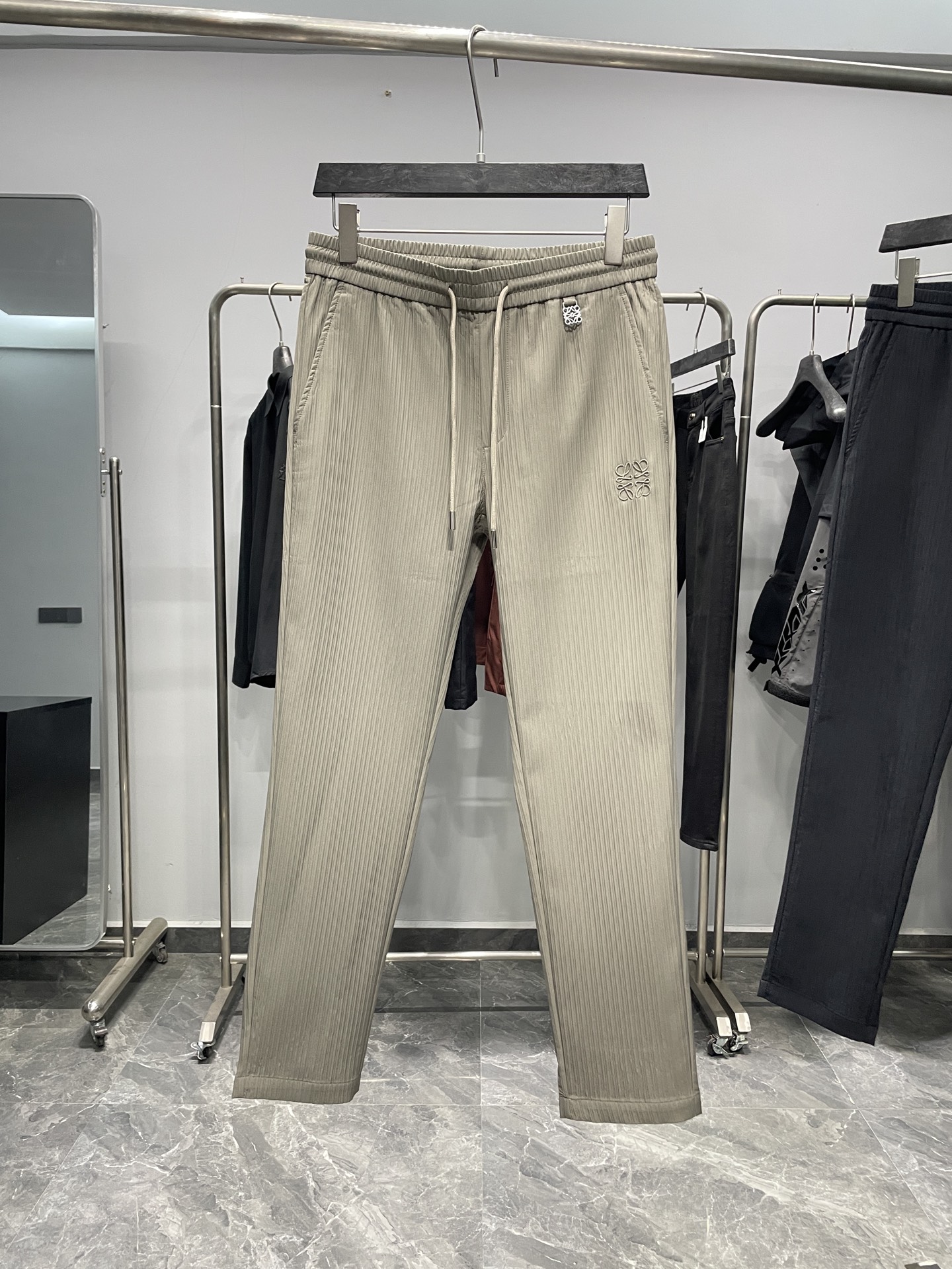 。 LOE25FW早秋新款立体竖条纹抽绳休闲裤，男士金属徽标吊坠时尚百搭直筒休闲长裤！贸易公司渠道稀出，