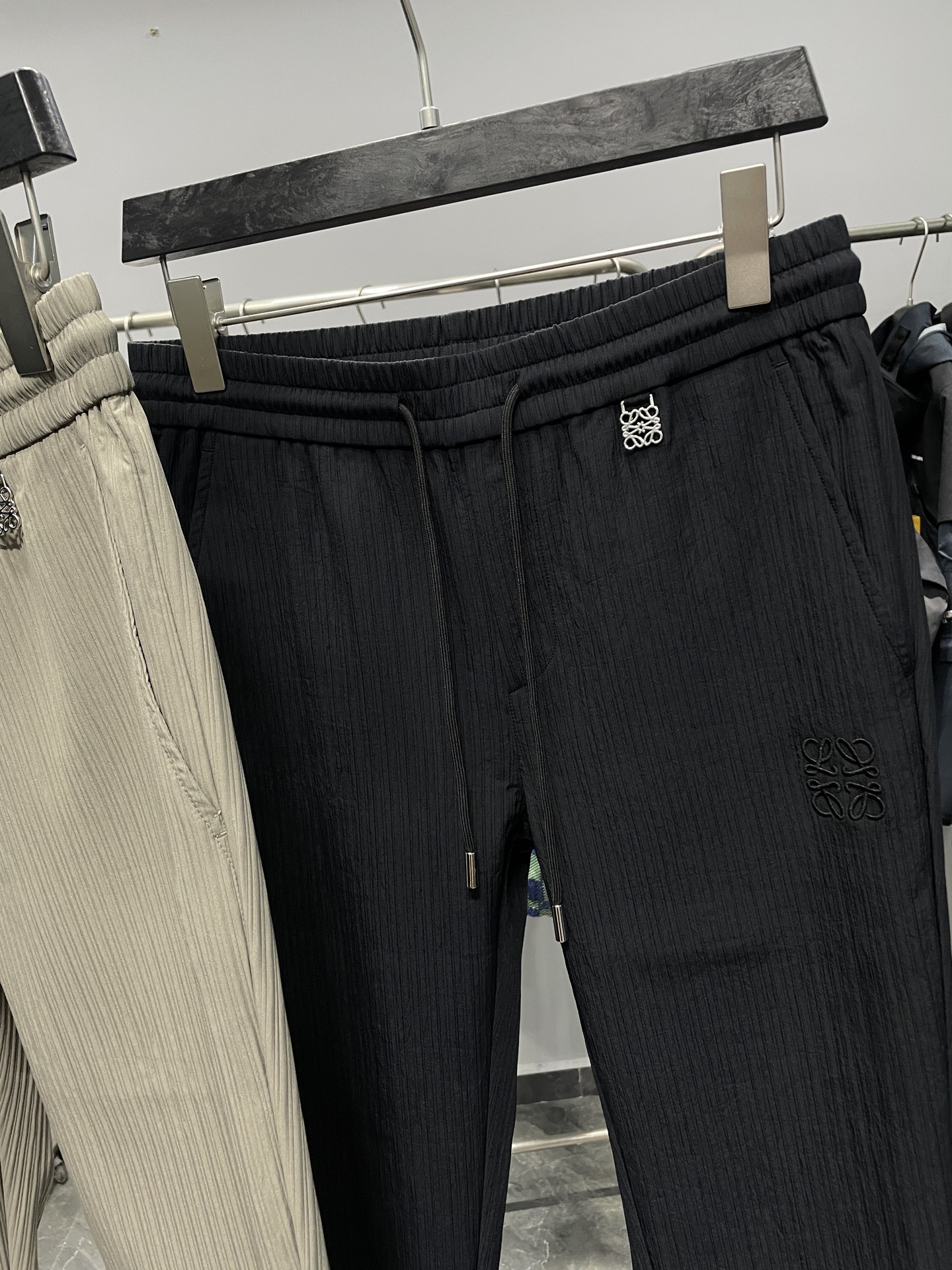 。 LOE25FW早秋新款立体竖条纹抽绳休闲裤，男士金属徽标吊坠时尚百搭直筒休闲长裤！贸易公司渠道稀出，