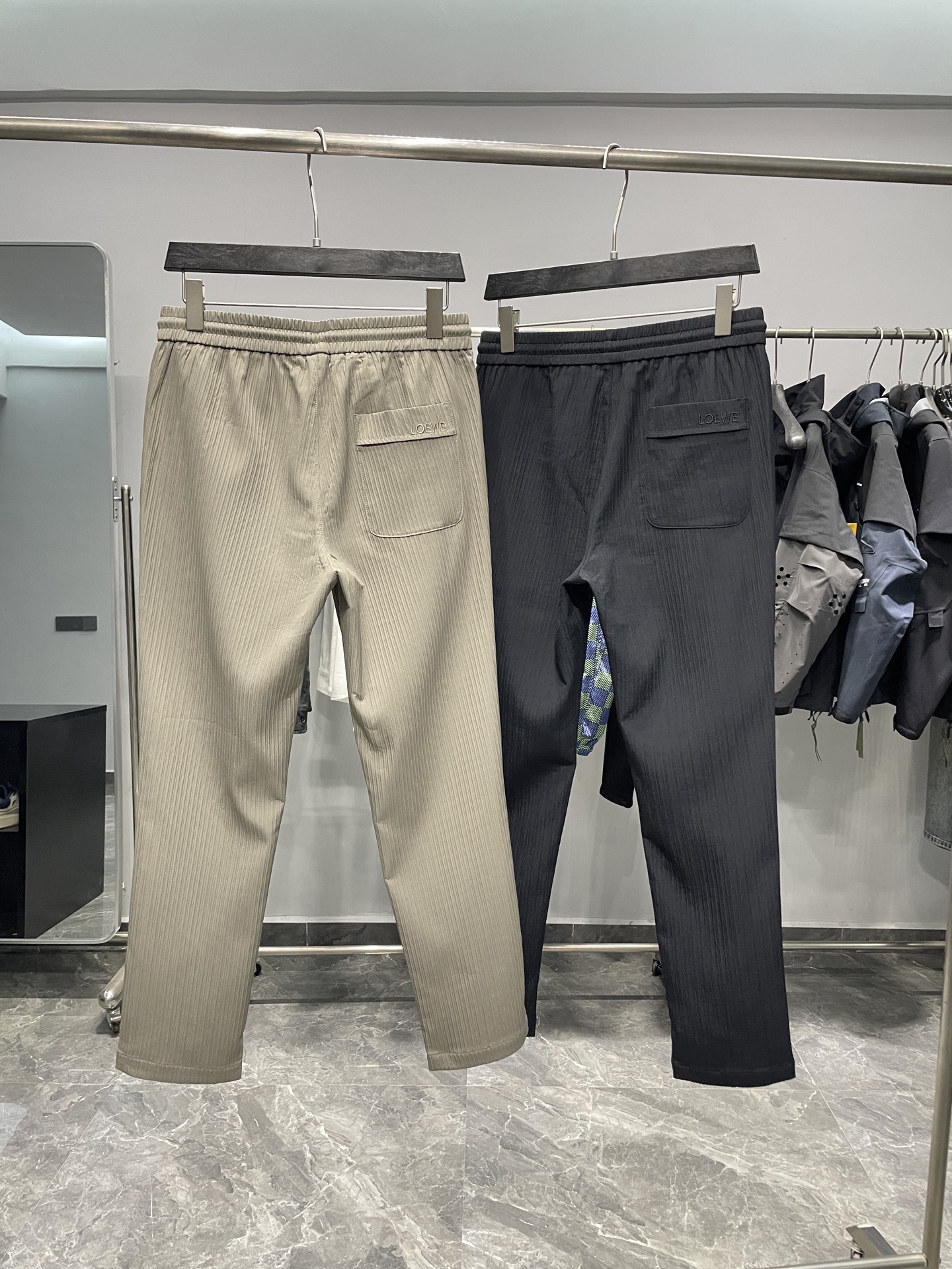 。 LOE25FW早秋新款立体竖条纹抽绳休闲裤，男士金属徽标吊坠时尚百搭直筒休闲长裤！贸易公司渠道稀出，