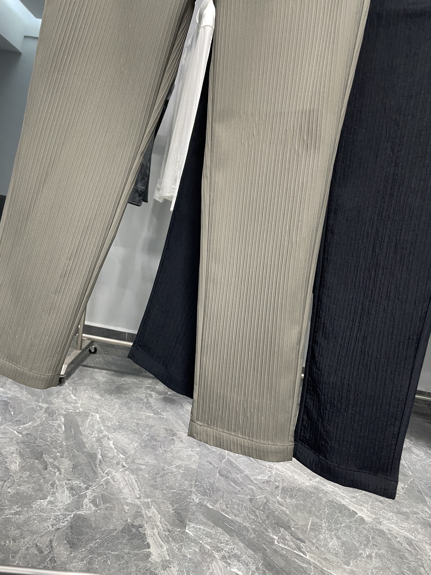 。 LOE25FW早秋新款立体竖条纹抽绳休闲裤，男士金属徽标吊坠时尚百搭直筒休闲长裤！贸易公司渠道稀出，